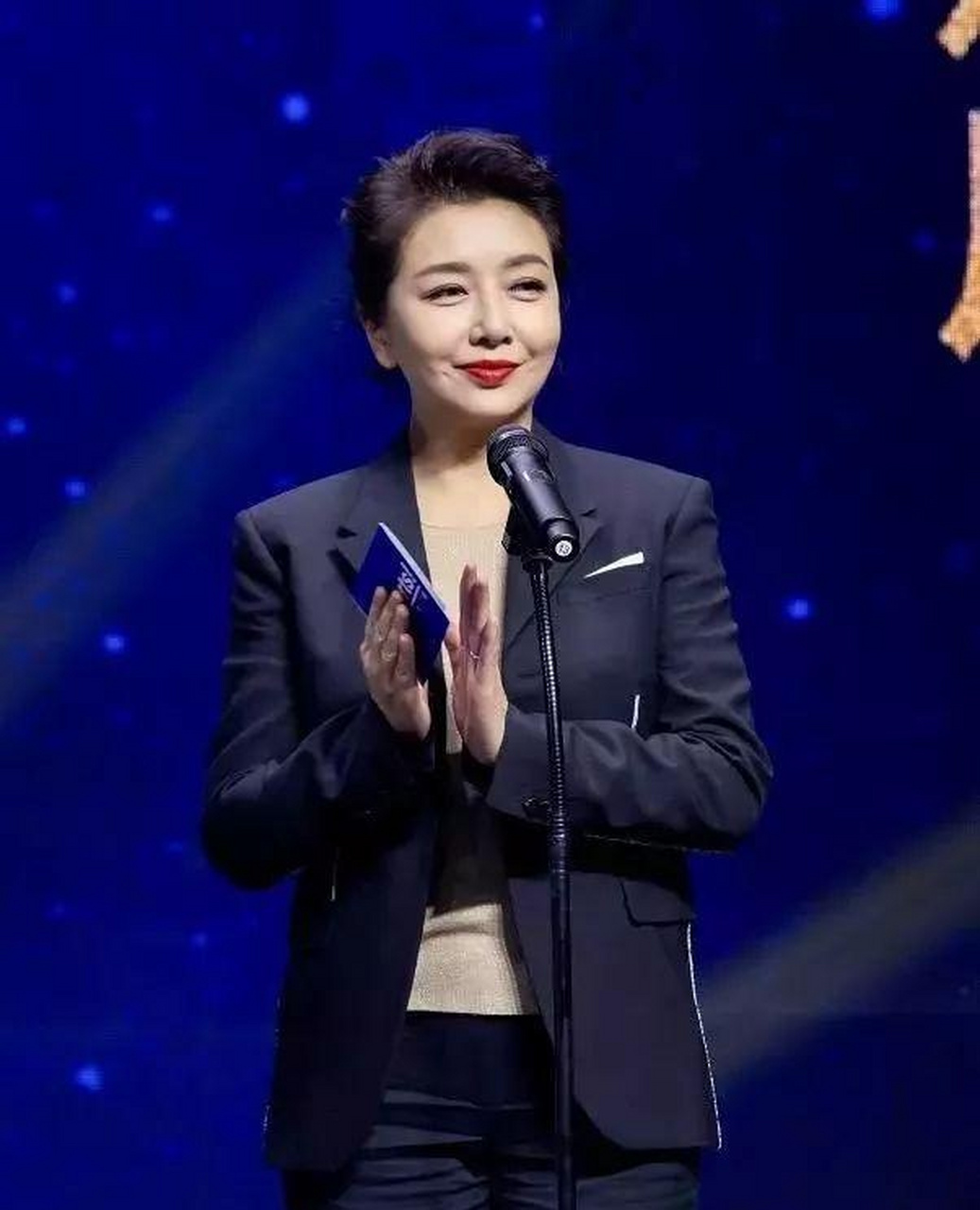 2006年,主演都市爱情剧《中年计划》,在剧中饰演一心指望丈夫出人头地