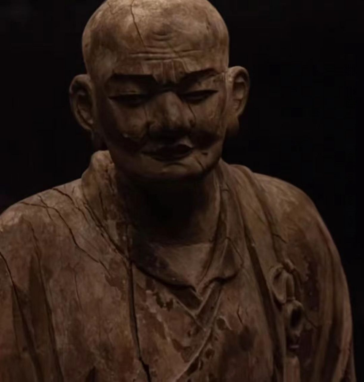 谁说中国雕像不如西方 明代木雕罗汉像,面相浑圆,个性色彩强烈,眼前是