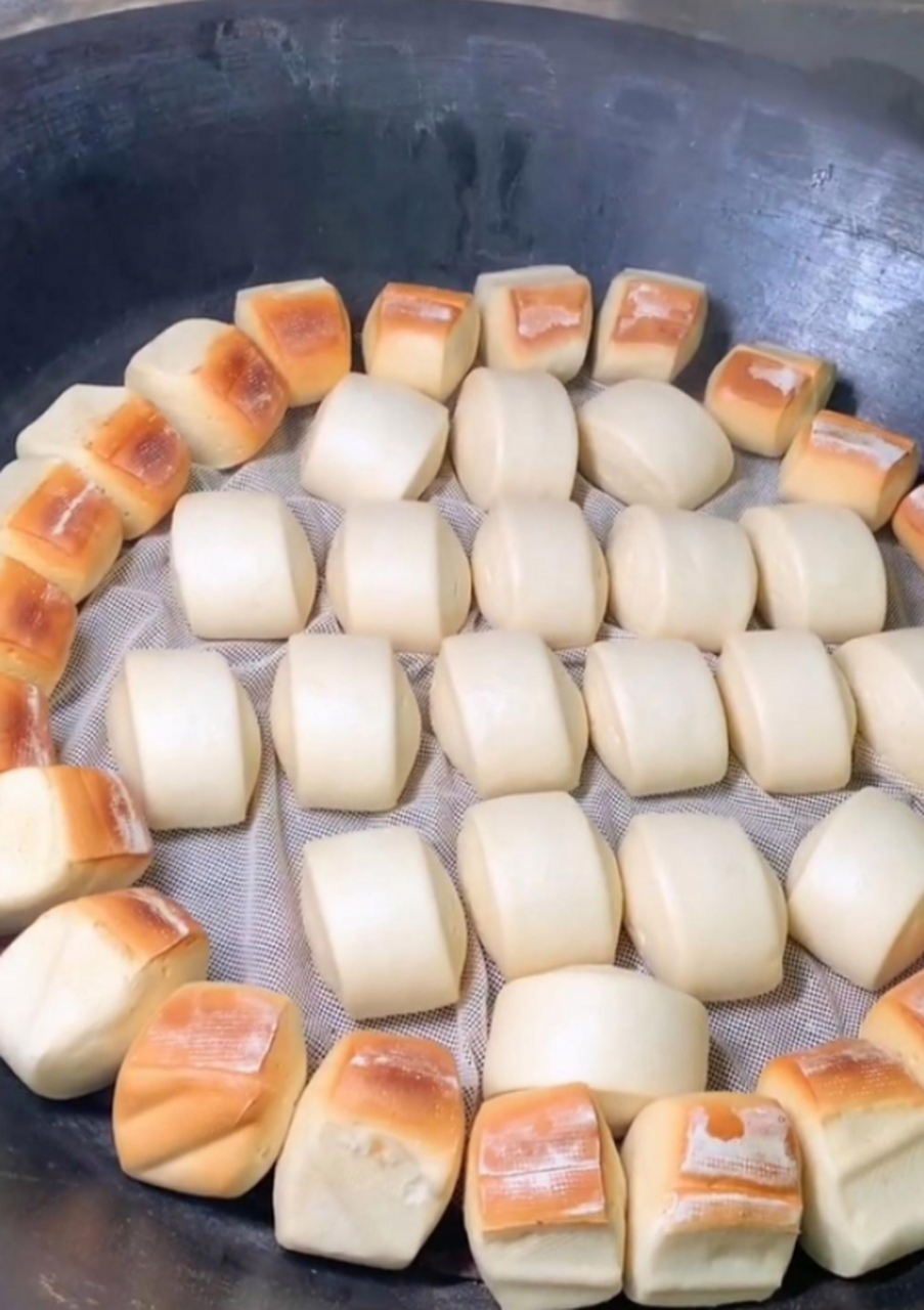 大铁锅蒸的馒头,打开锅盖,这才是我爱吃的馒头,就是没有菜,这样的馒头