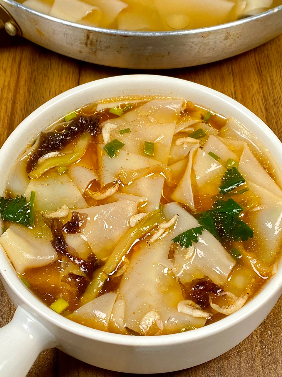 家人们,这个酸汤面片真的泰香啦,[亲吻][亲吻]就像是家里妈妈做出来的