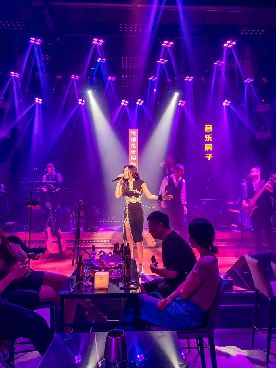 重庆音乐酒吧[微风]格莱美音乐驻场的livehouse 重庆音乐酒吧[微风]