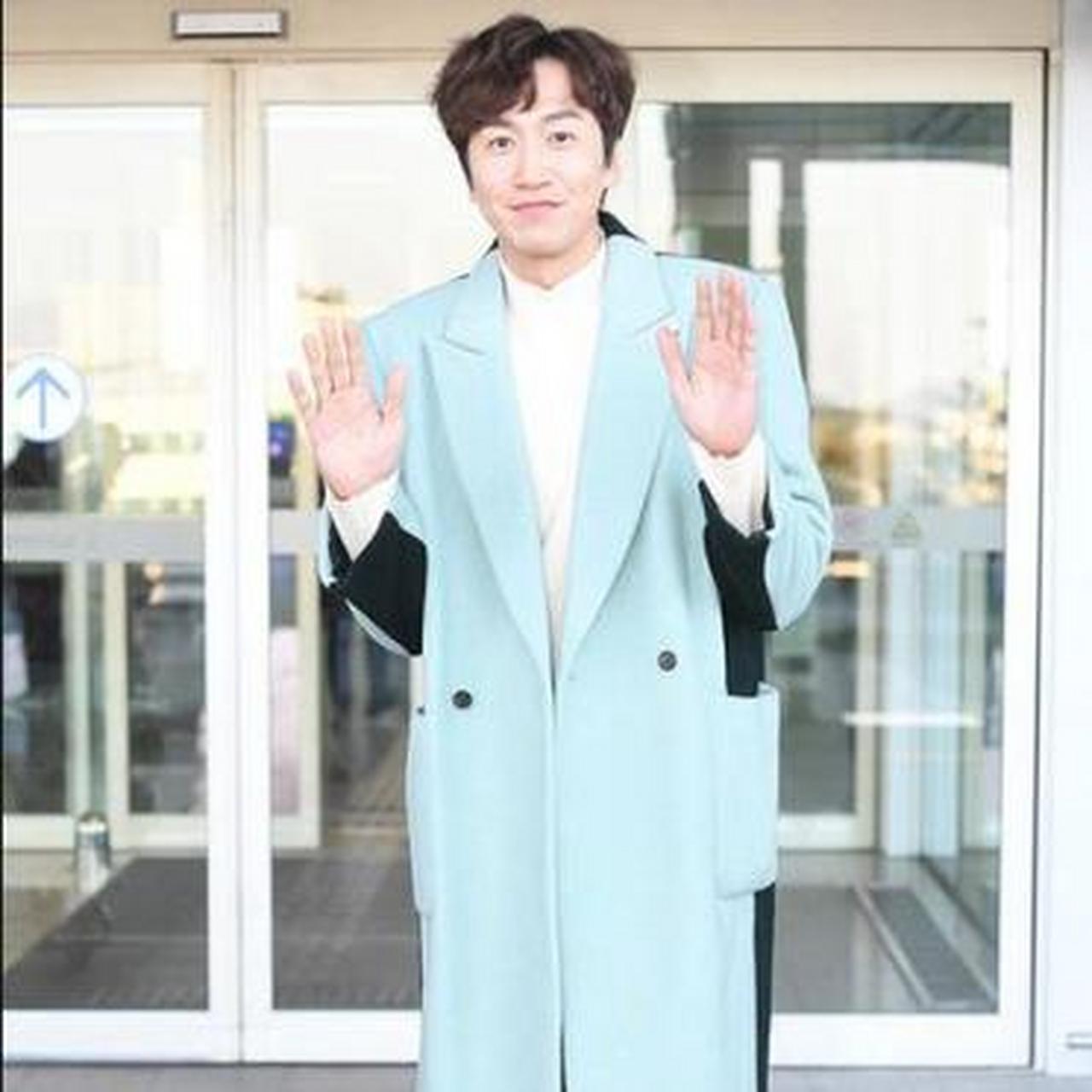 李光洙日本机场私服,一身湖蓝色h型大衣,显得整个人精神极了,搭配圆领