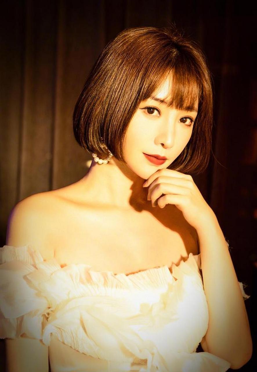 性感女神柳岩齐刘海短发写真