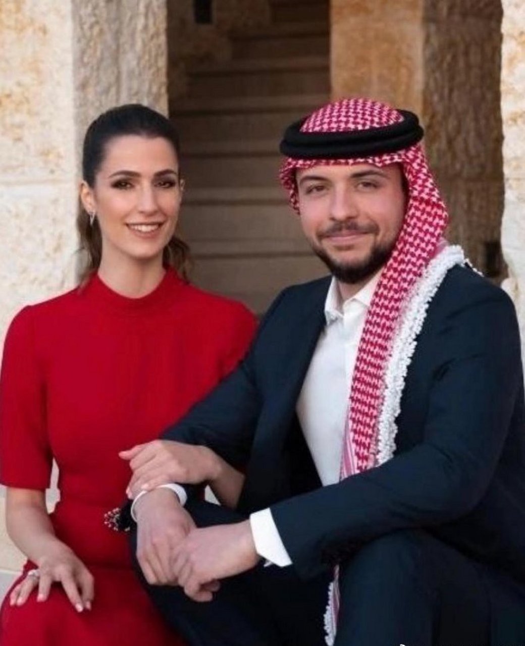约旦王储侯赛因和准王储妃拉杰瓦的新官方照,特别是展示了准王储妃