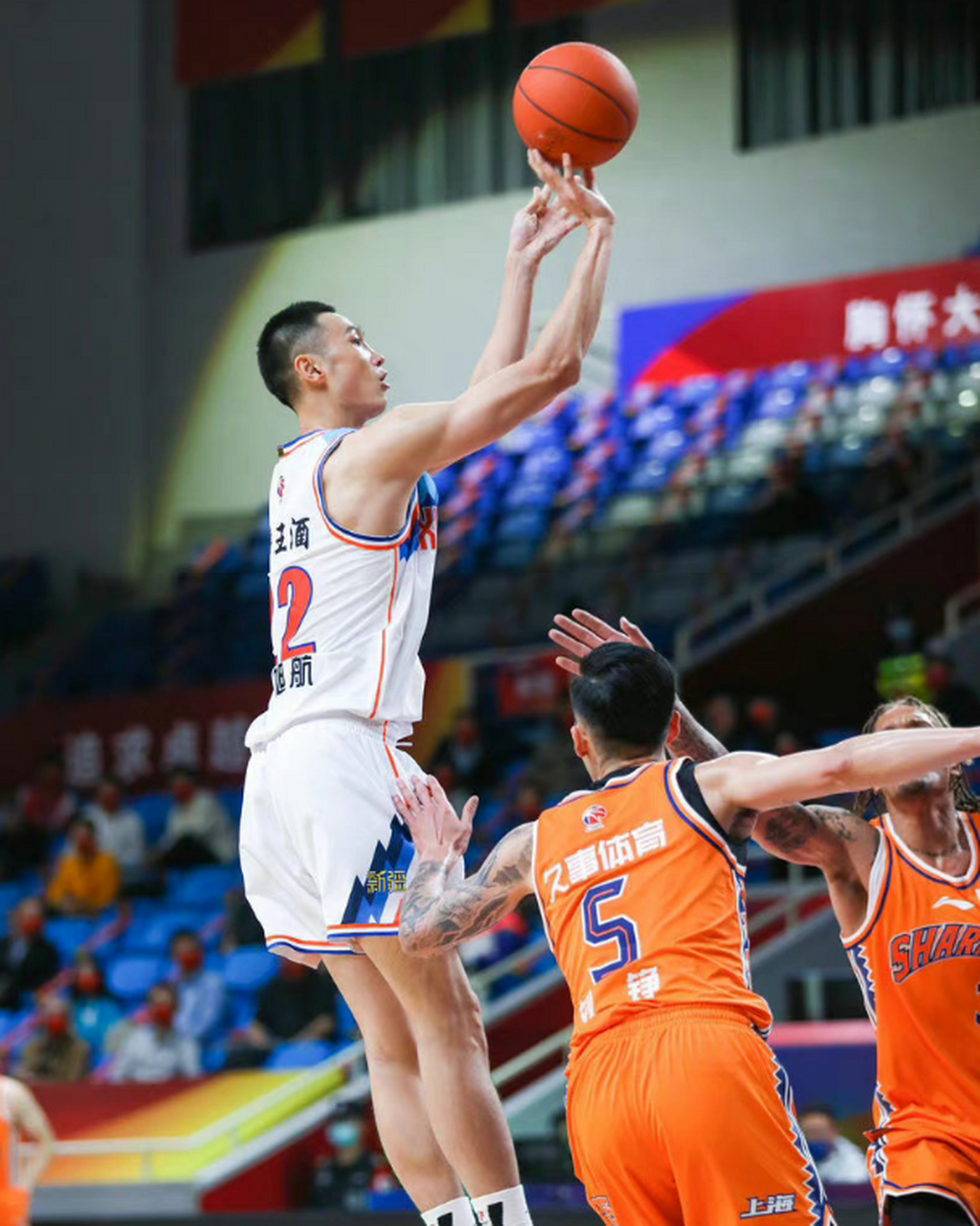 本次比赛,新疆队的朱旭航发挥依旧出色,得到了19分5篮板1抢断2盖帽的