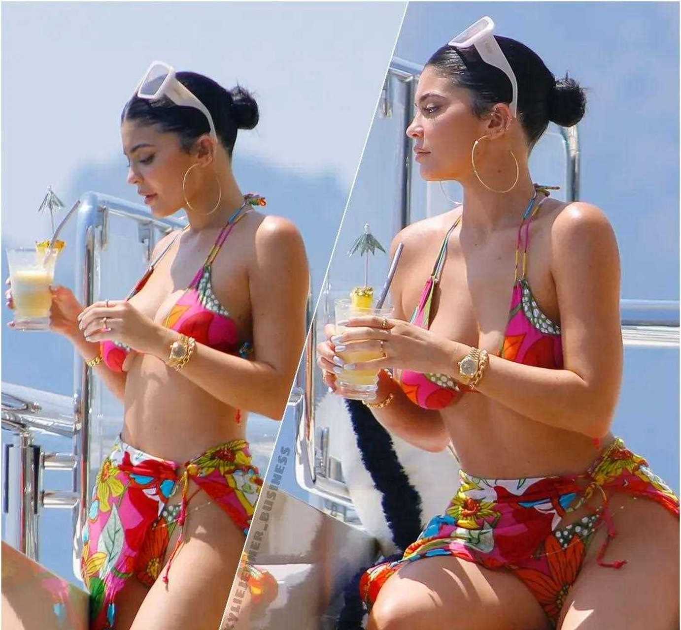 凯莉詹娜穿上泳装的造型,看上去明媚而灿烂,真的很温柔.[打脸]