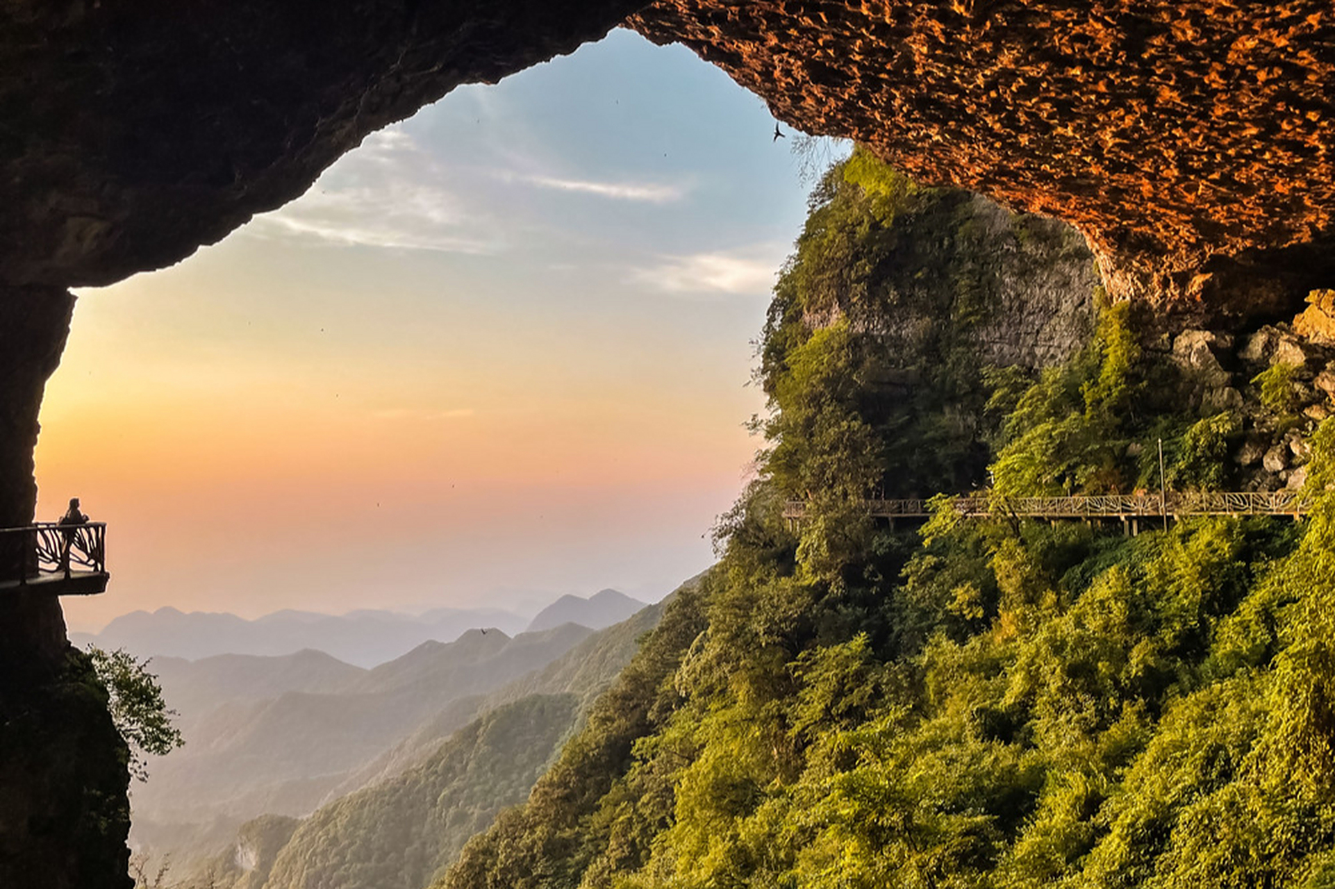 重庆的金佛山,是九递山大娄山脉主峰!它的最高峰风吹岭海拔高达2238.