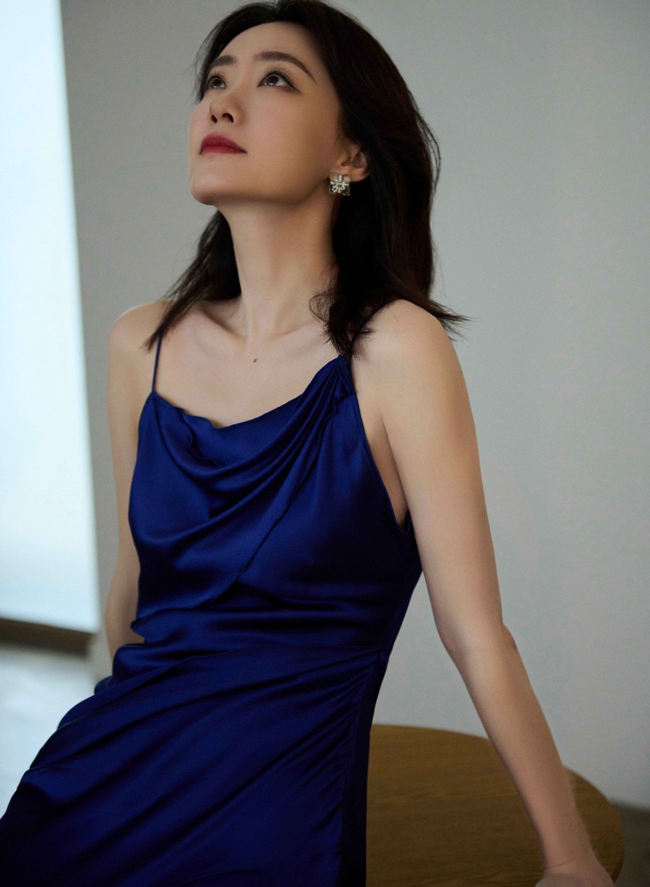 锁骨正中心的痣也长得正好!期待张小斐带来更多惊艳的写真! 67