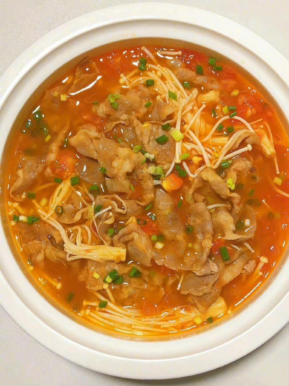 【食材】番茄,金针菇,肥牛卷 【作法】1,准备番茄,金针菇,肥牛卷