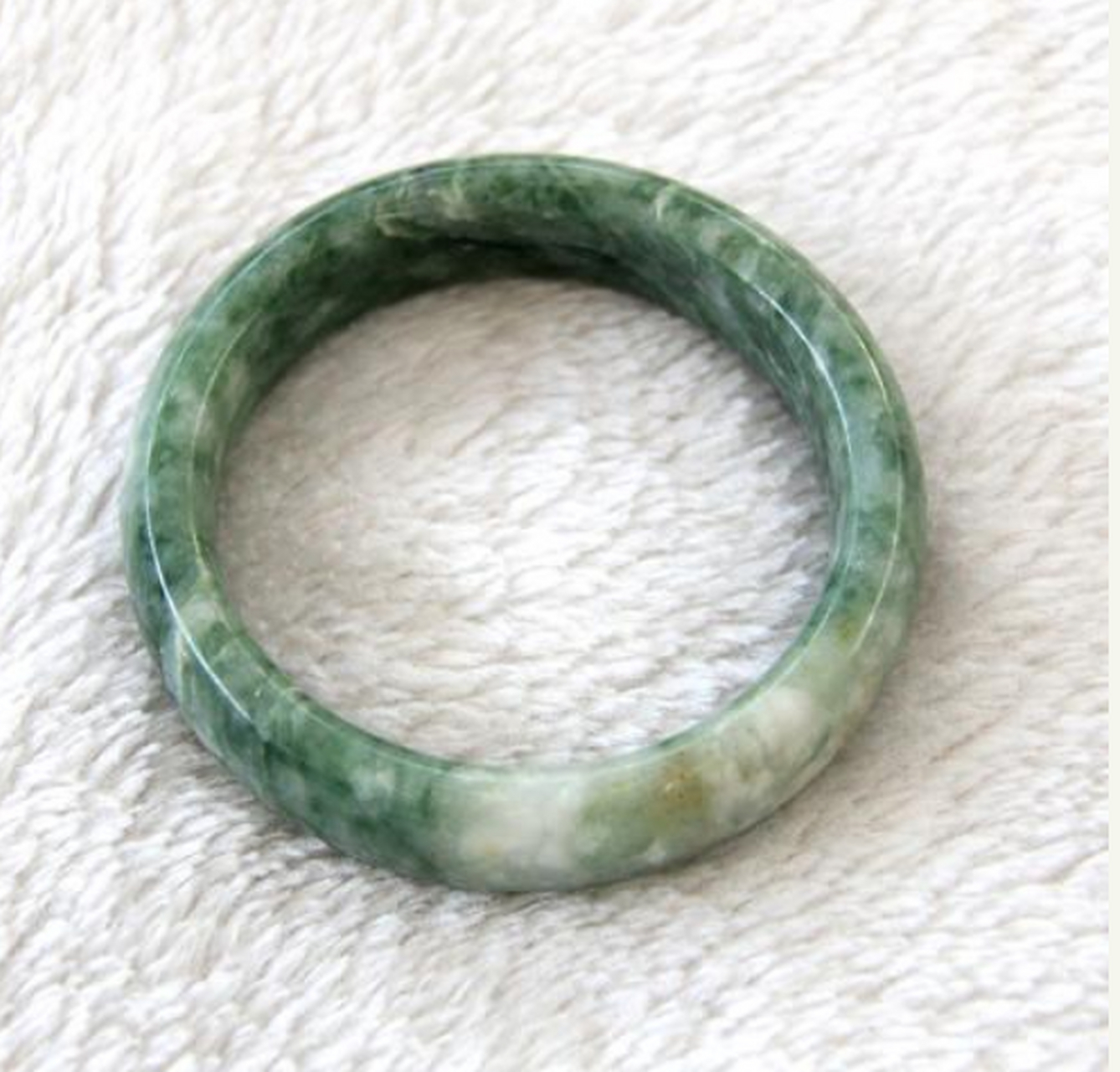 干白种翡翠是质地粗,透明度不佳的白色或浅灰白色翡翠.