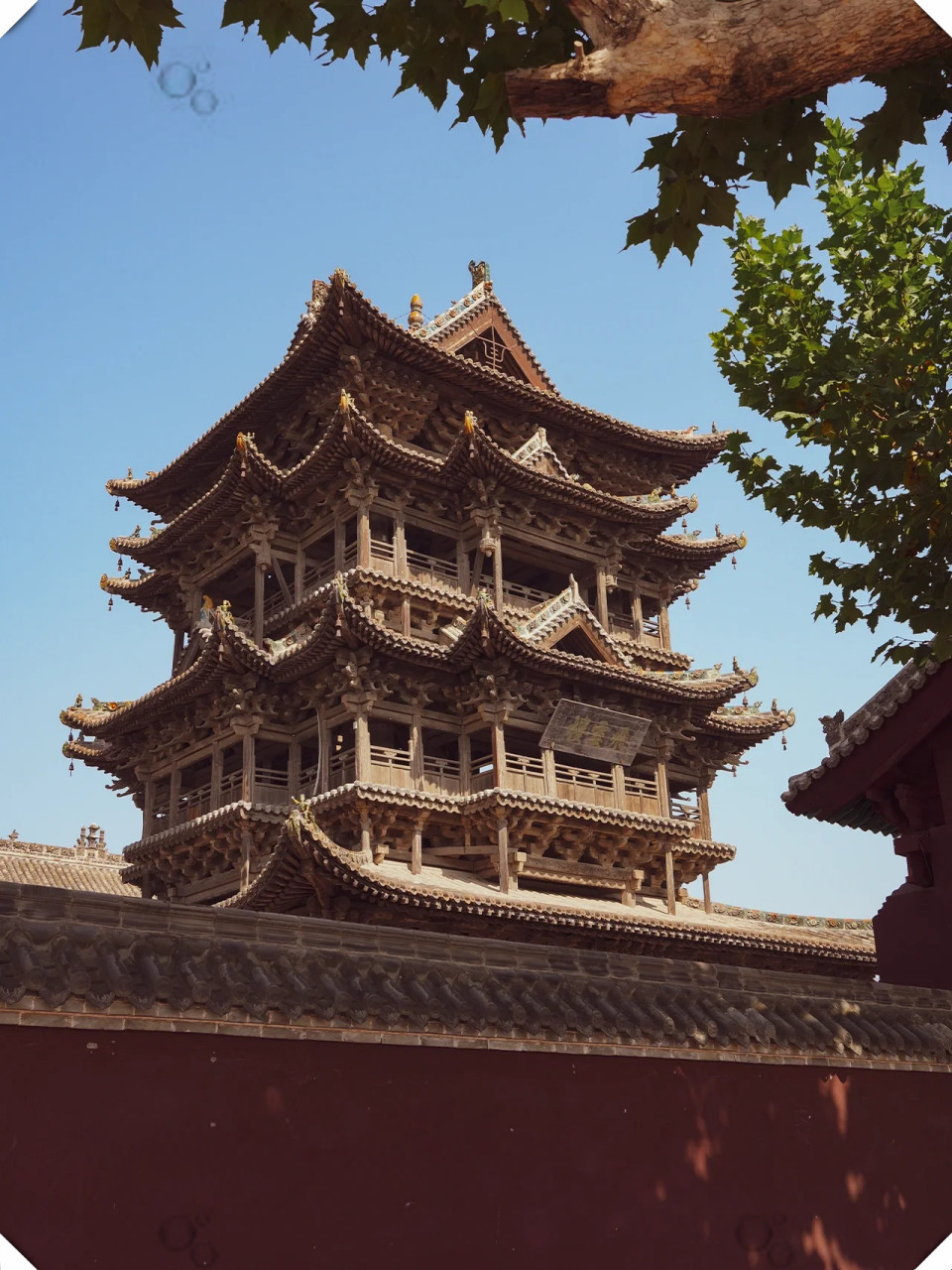 万荣飞云楼位于山西省运城市万荣县东岳庙内,被誉为"中华第一木楼".