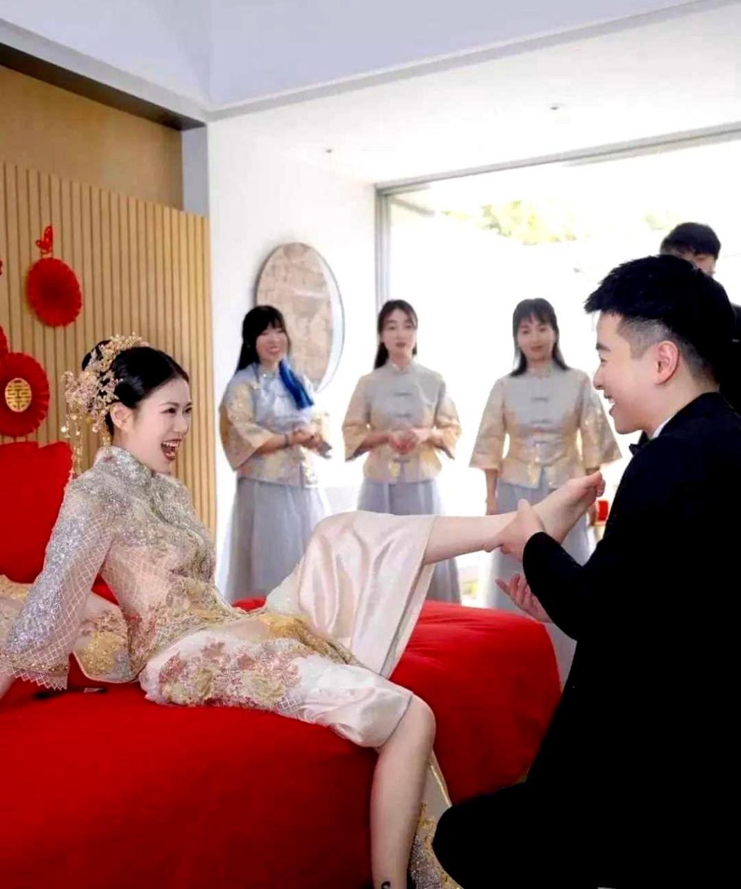 新娘脚上的s纹身代表着宋,孙,沈,佘等姓氏.