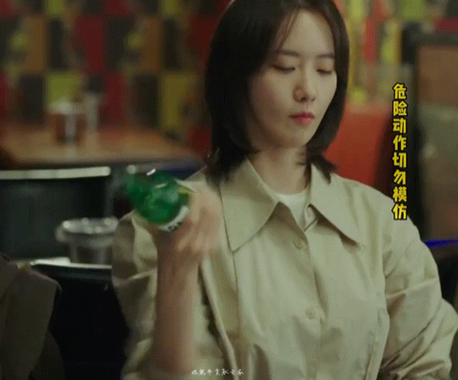 没想到林允儿"单手开瓶盖",到哪里都需要秀一下,这难道很厉害吗?