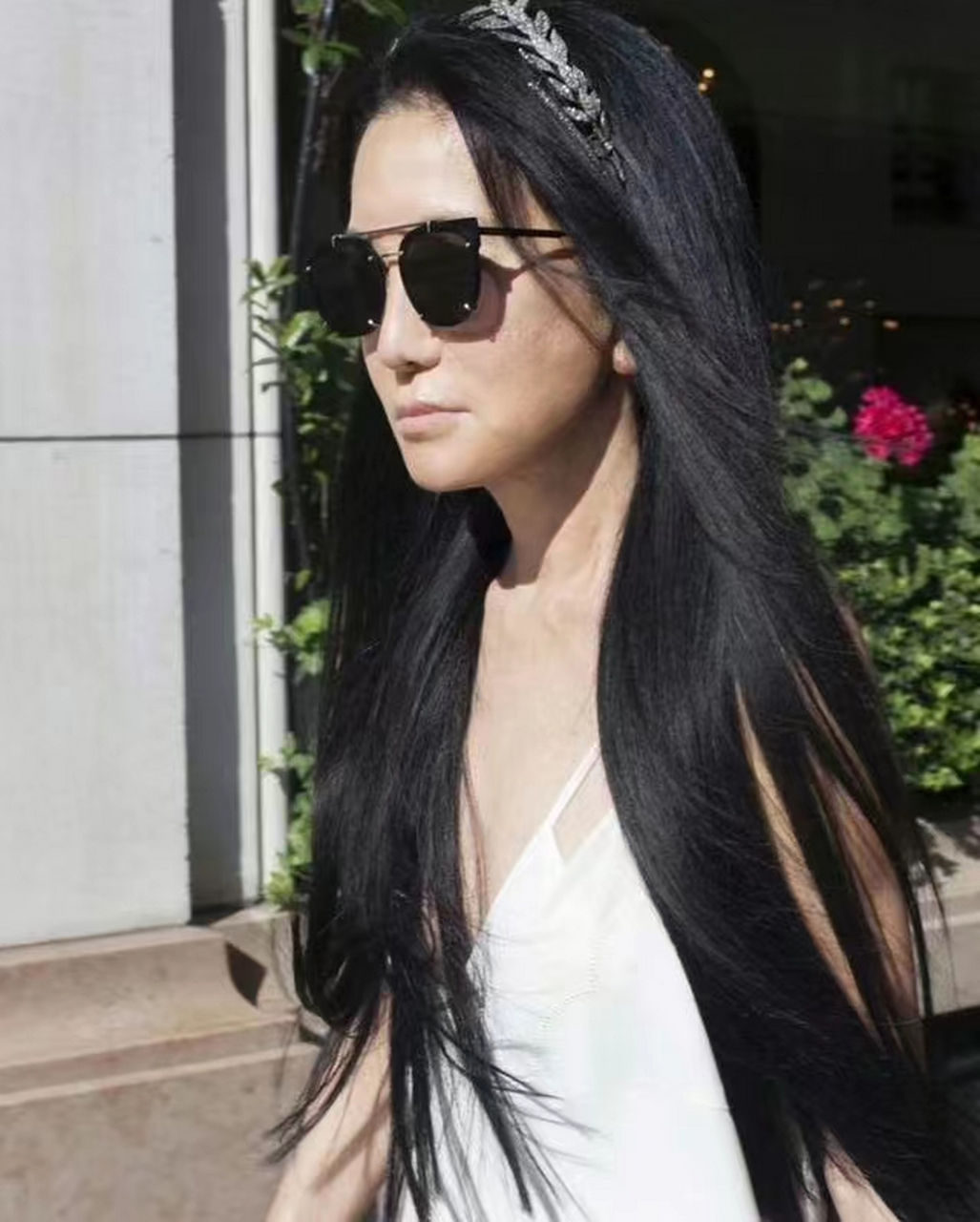 70岁的王薇薇,这发量太让人羡慕了,墨镜一戴,谁看得出这是70的人啊