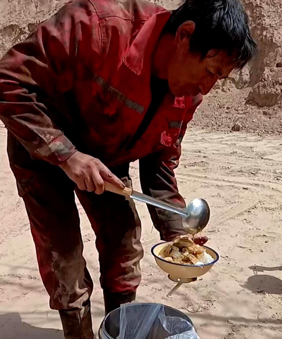 老公们辛苦挣钱养家,媳妇们应该节约开支.