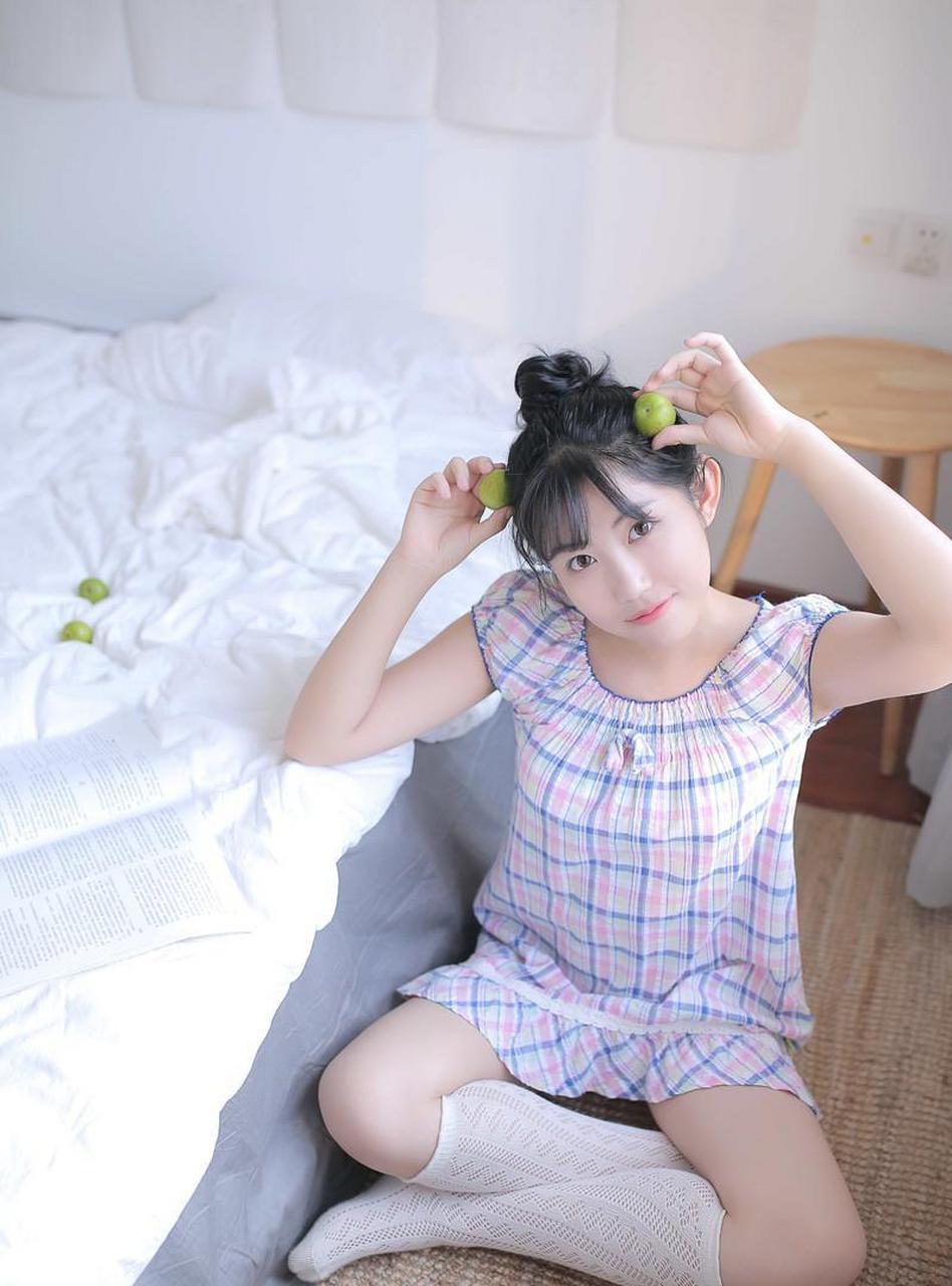 酒店里白净可爱的丸子头少女