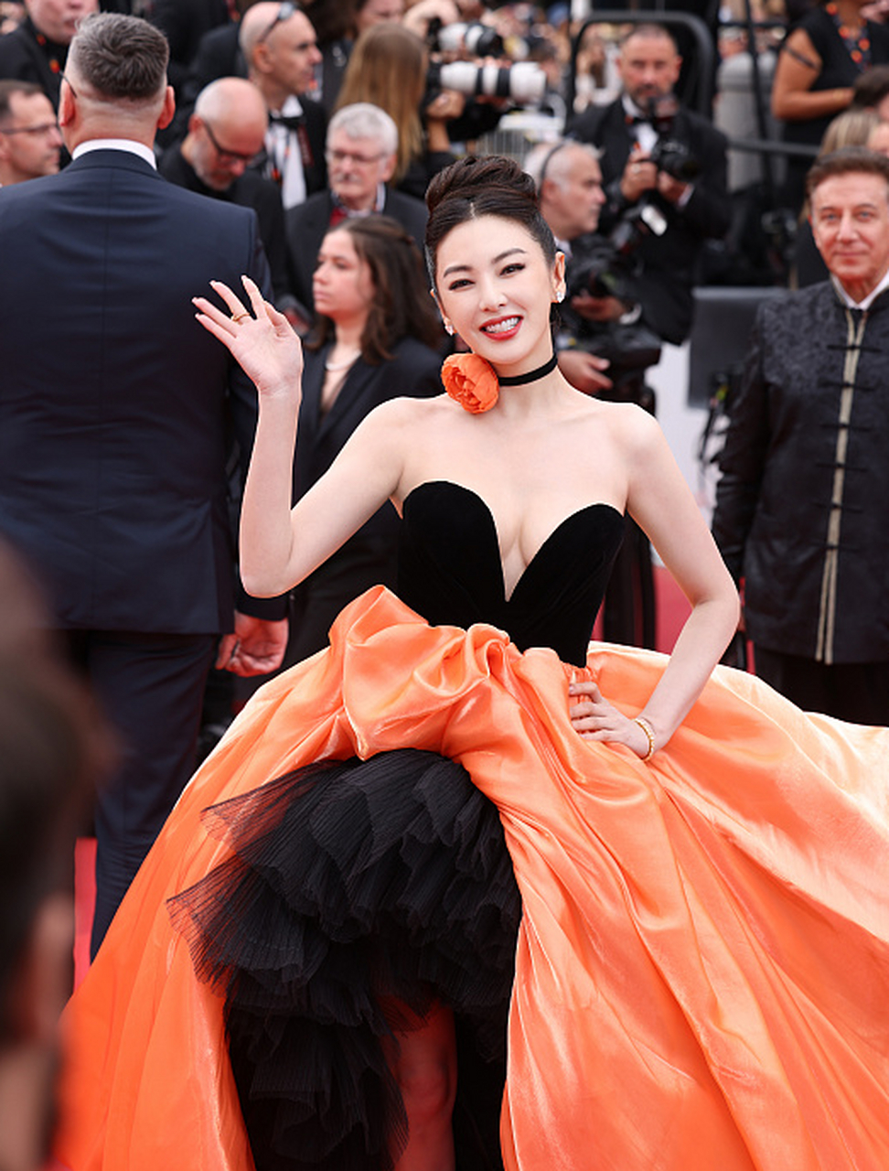 张雨绮盛装亮相戛纳电影节开幕式,被花抢镜!