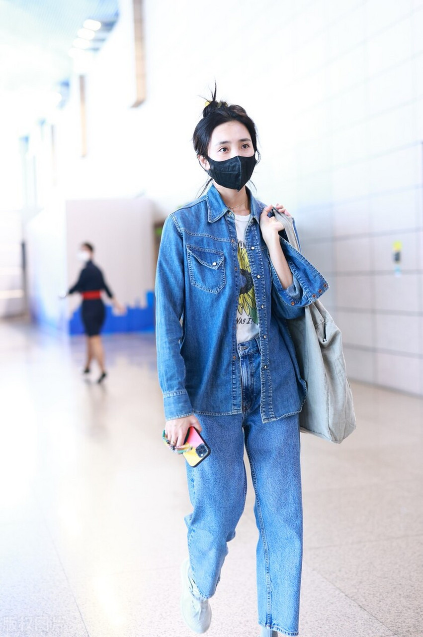 王子璇机场街拍,牛仔套装搭配印花t恤,运动鞋随性洒脱!