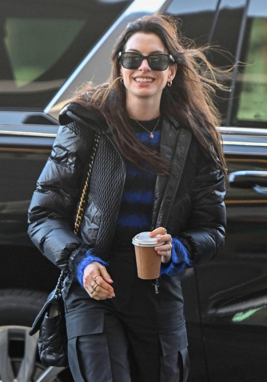 安妮·海瑟薇最新机场街拍[比心]