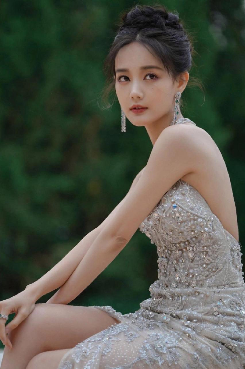 李一桐穿亮片礼服裙真的好惊艳
