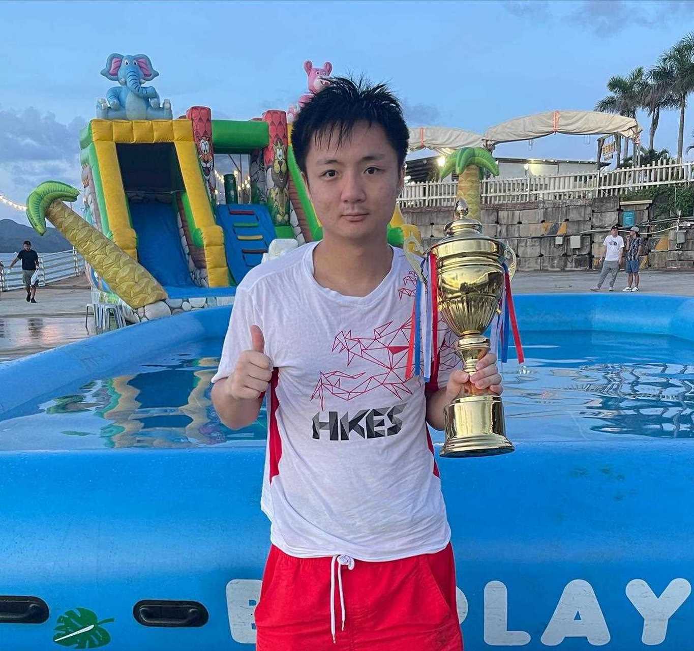 香港富豪钟培生的生活照,他目前在香港的知名度非常高[哼]