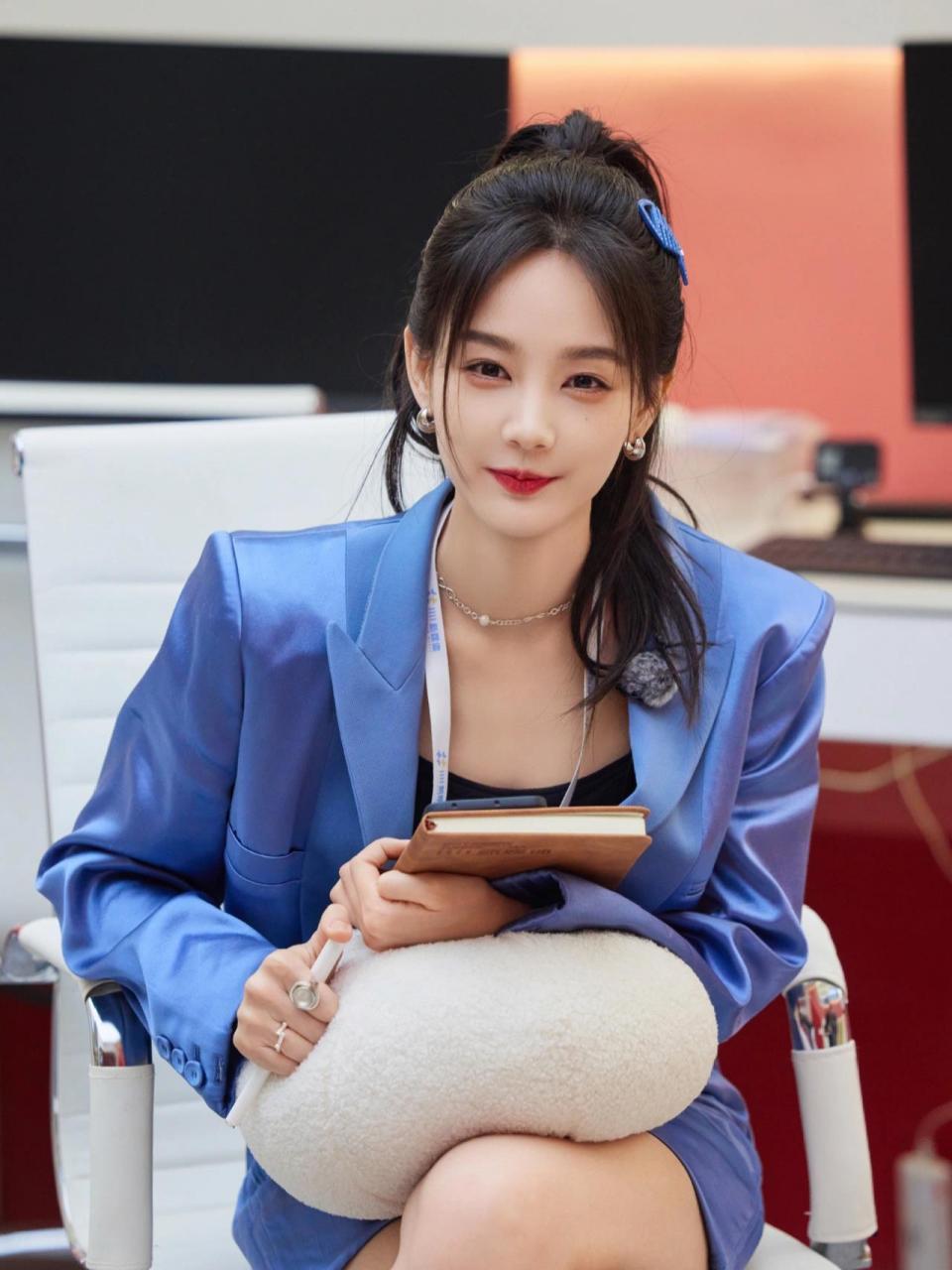 最新一期女子推理里 李一桐的造型好靓呀!