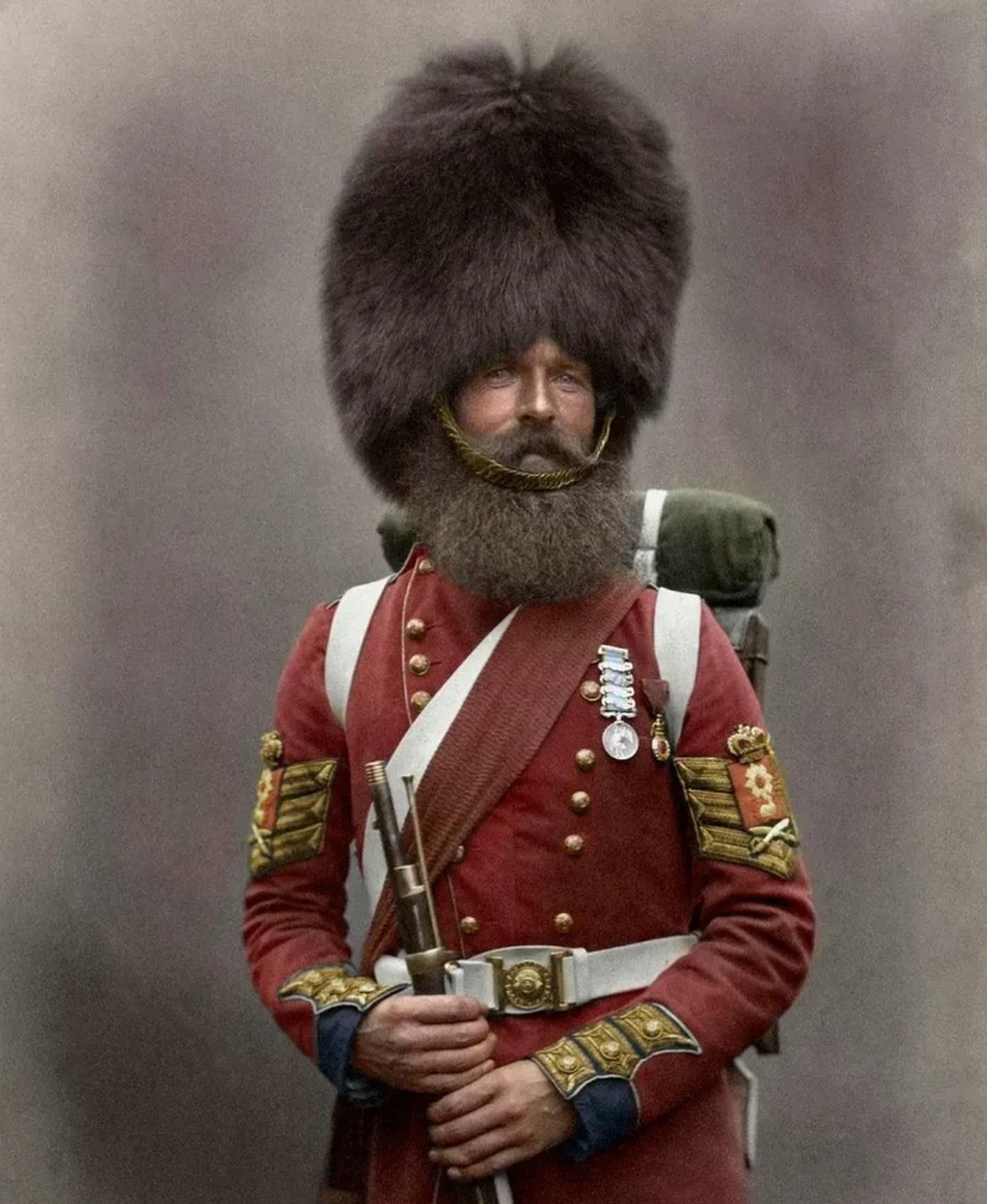 18世纪50年代,英属苏格兰近卫燧发枪兵,这名士兵头戴熊皮军帽,双眼