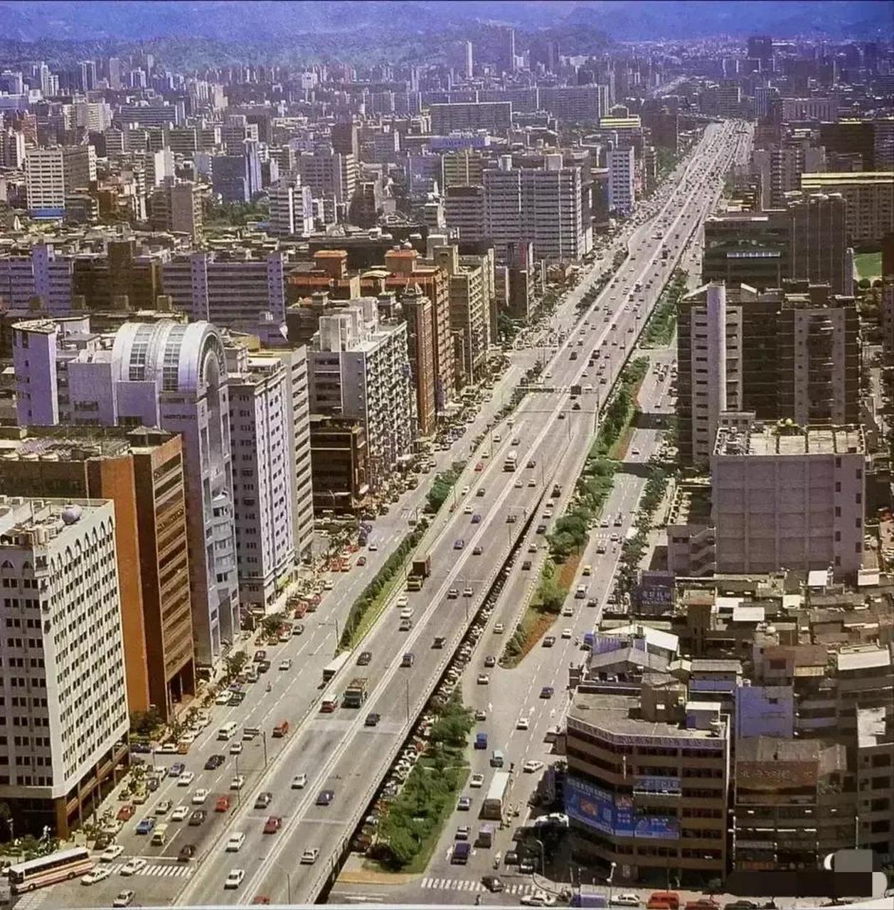 上世纪八十年代,台北和上海之间存在着明显的差距,台北的繁华远超过