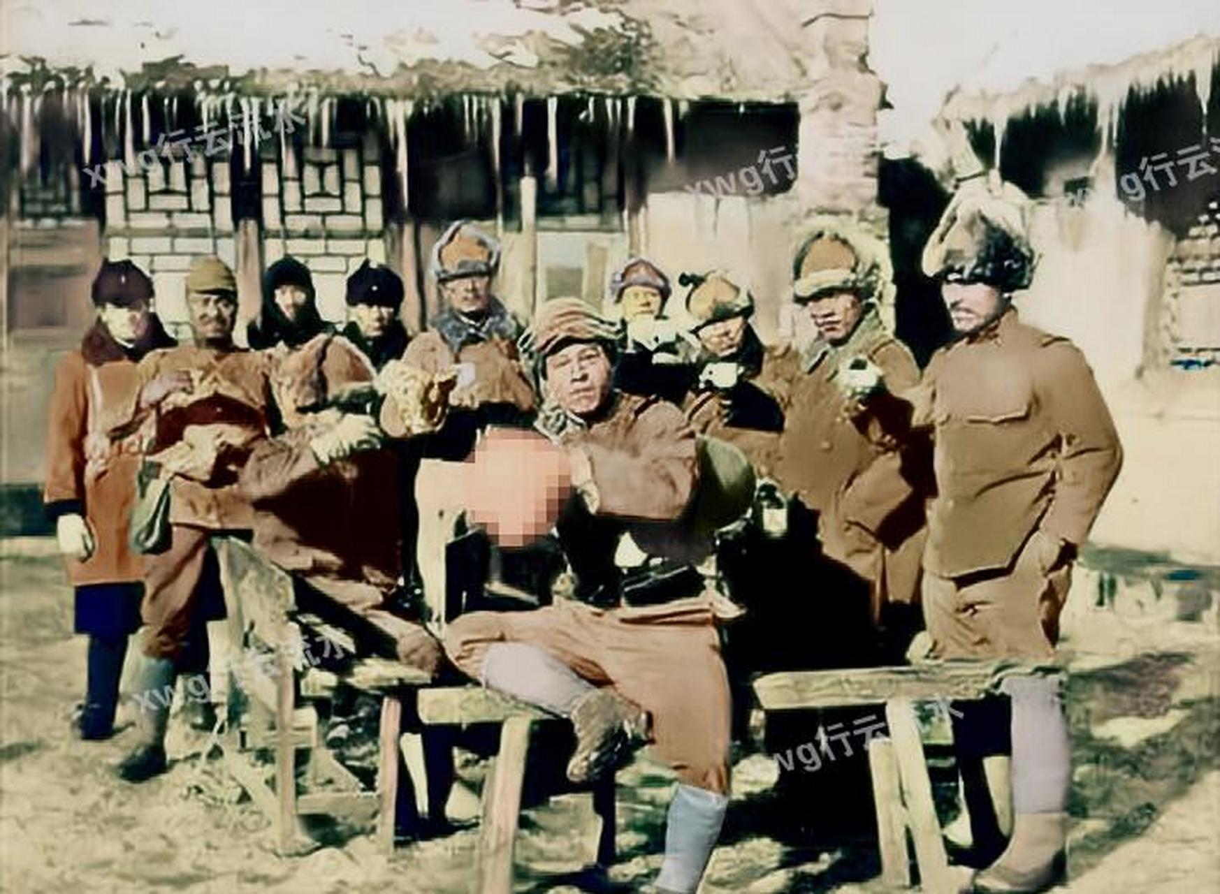 一群日军拎着人头,端着酒杯,面对着镜头得意地庆贺炫耀.