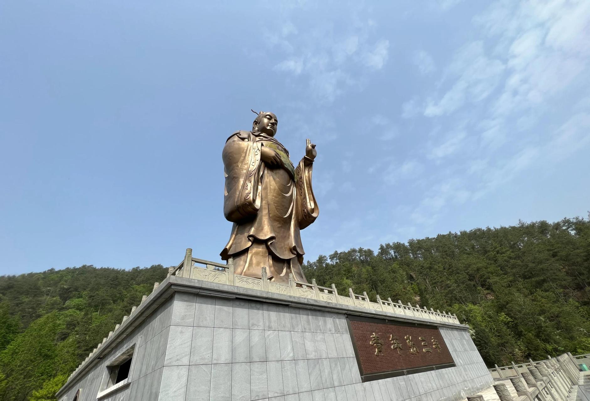 玄鼓山景区位于郧西县城关镇,海拔高度440米,总面积5平方公里.