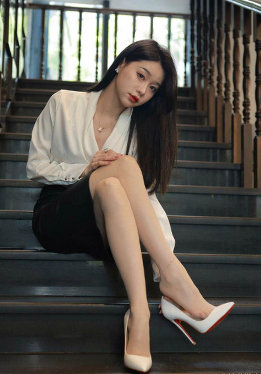 一个少妇在家已经耐不住寂寞了