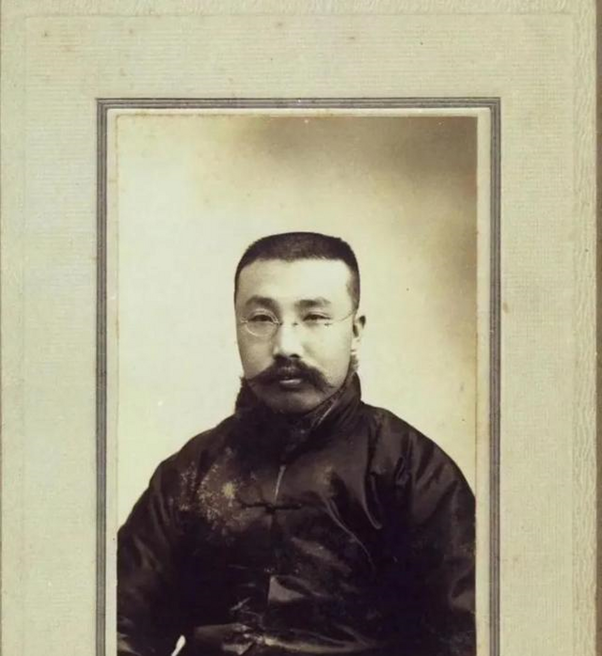 在父亲的影响下,年方14岁的吴弱男去日本求学,在青山女子学院就读