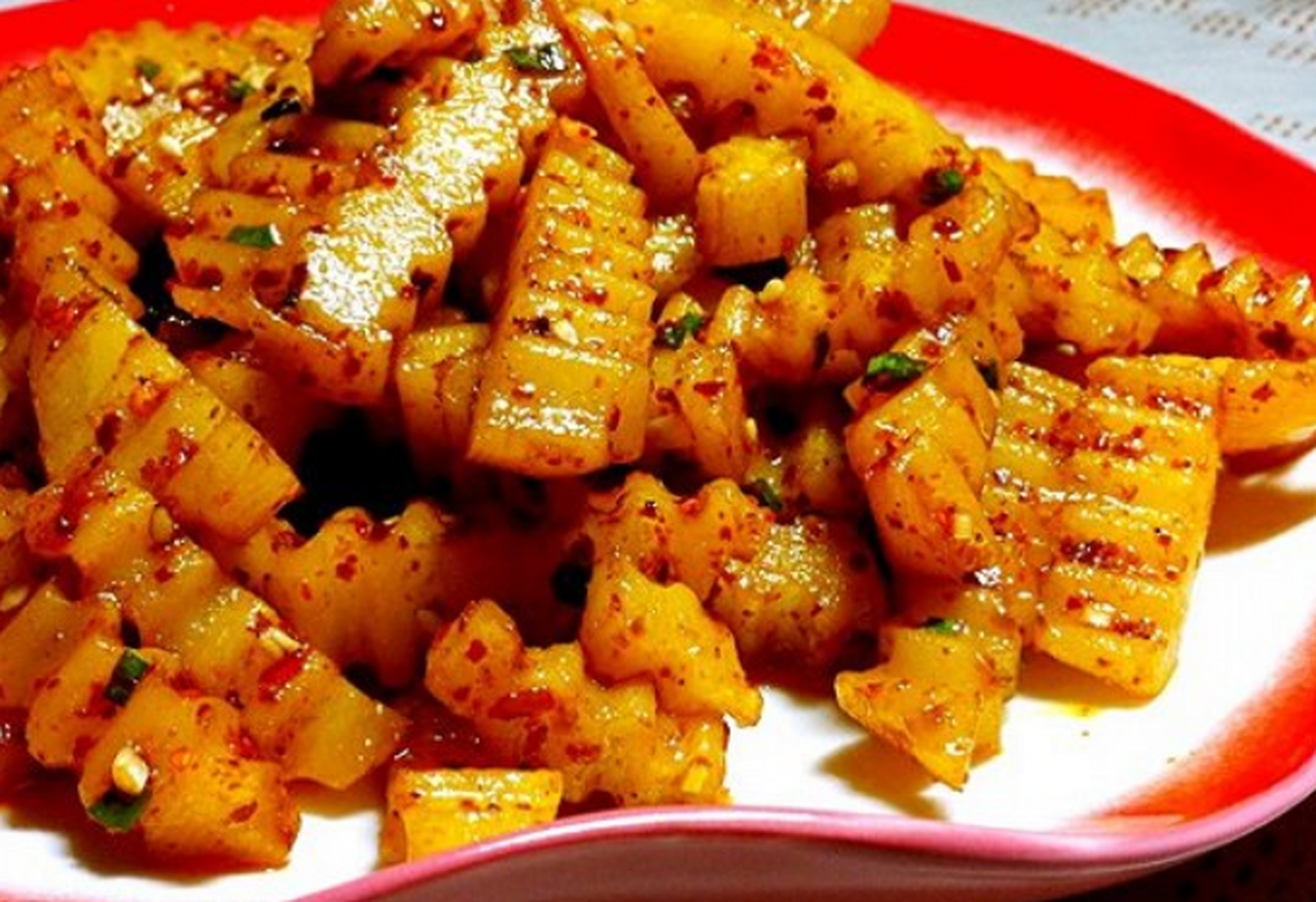 重逢巴蜀# 四川天蚕土豆,一道火遍大街小巷的小吃,以其独特来历和