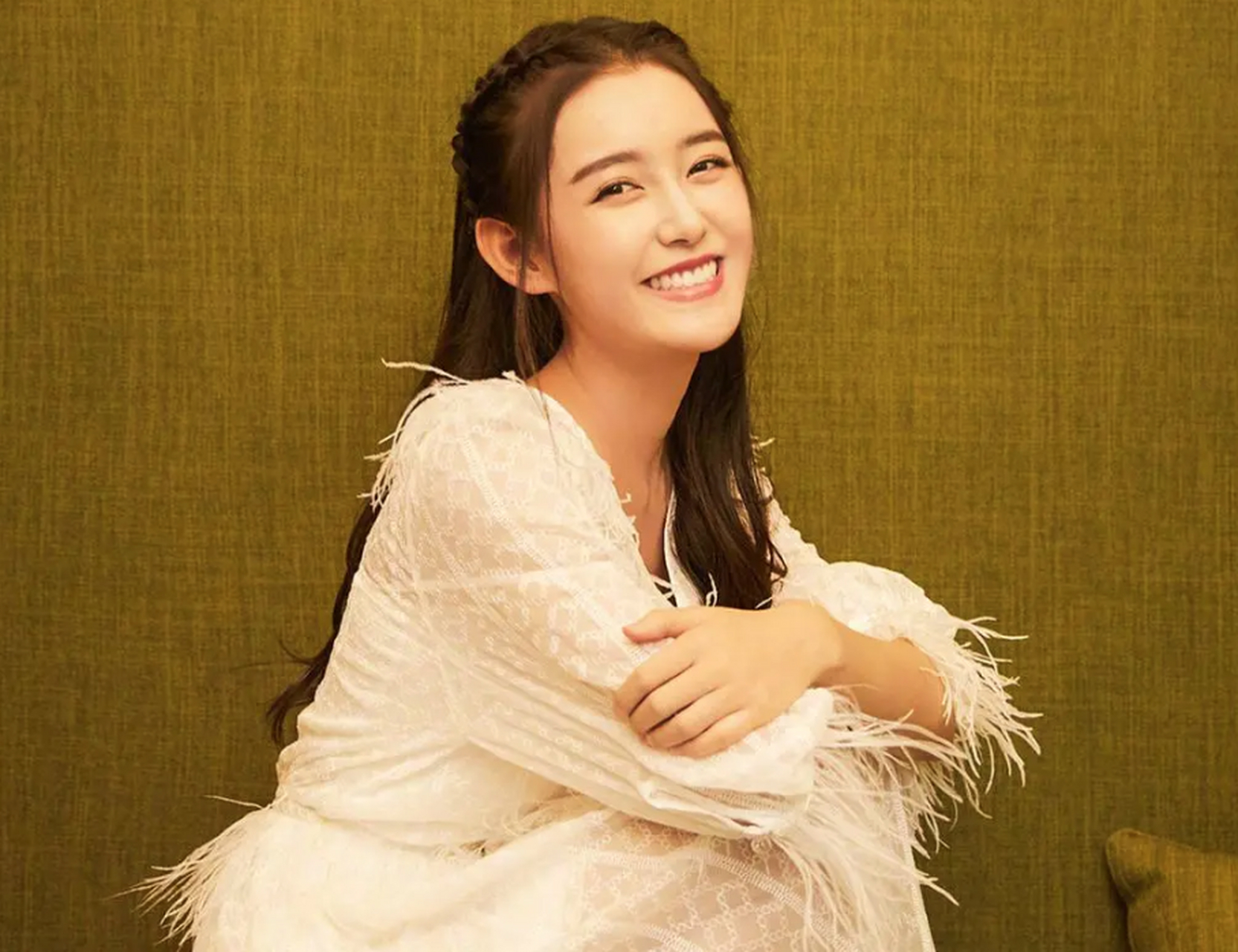 近期网上都在报道讨论"蒋依依红毯拍照把裙尾扯掉了",拍照时把裙尾扯