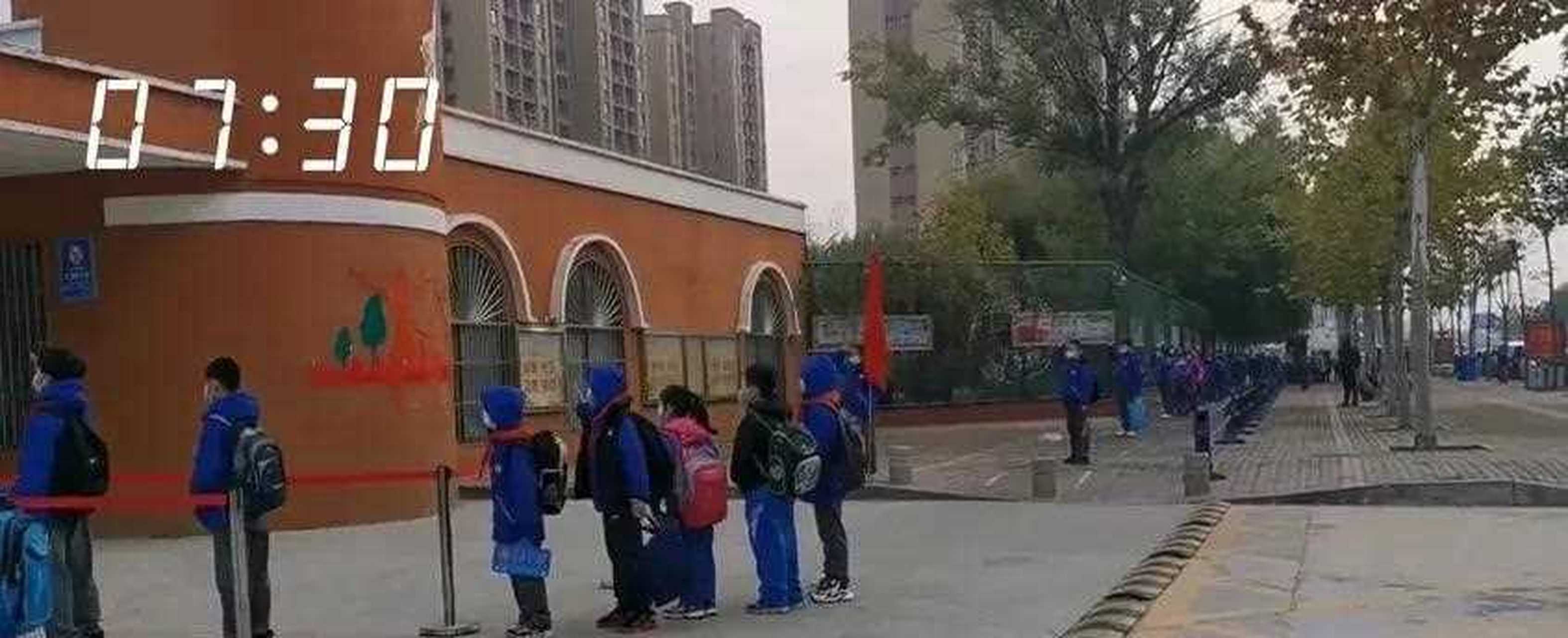 早晨7点30分,菏泽市第二实验小学门前令人震撼的一幕开始上演,时间在