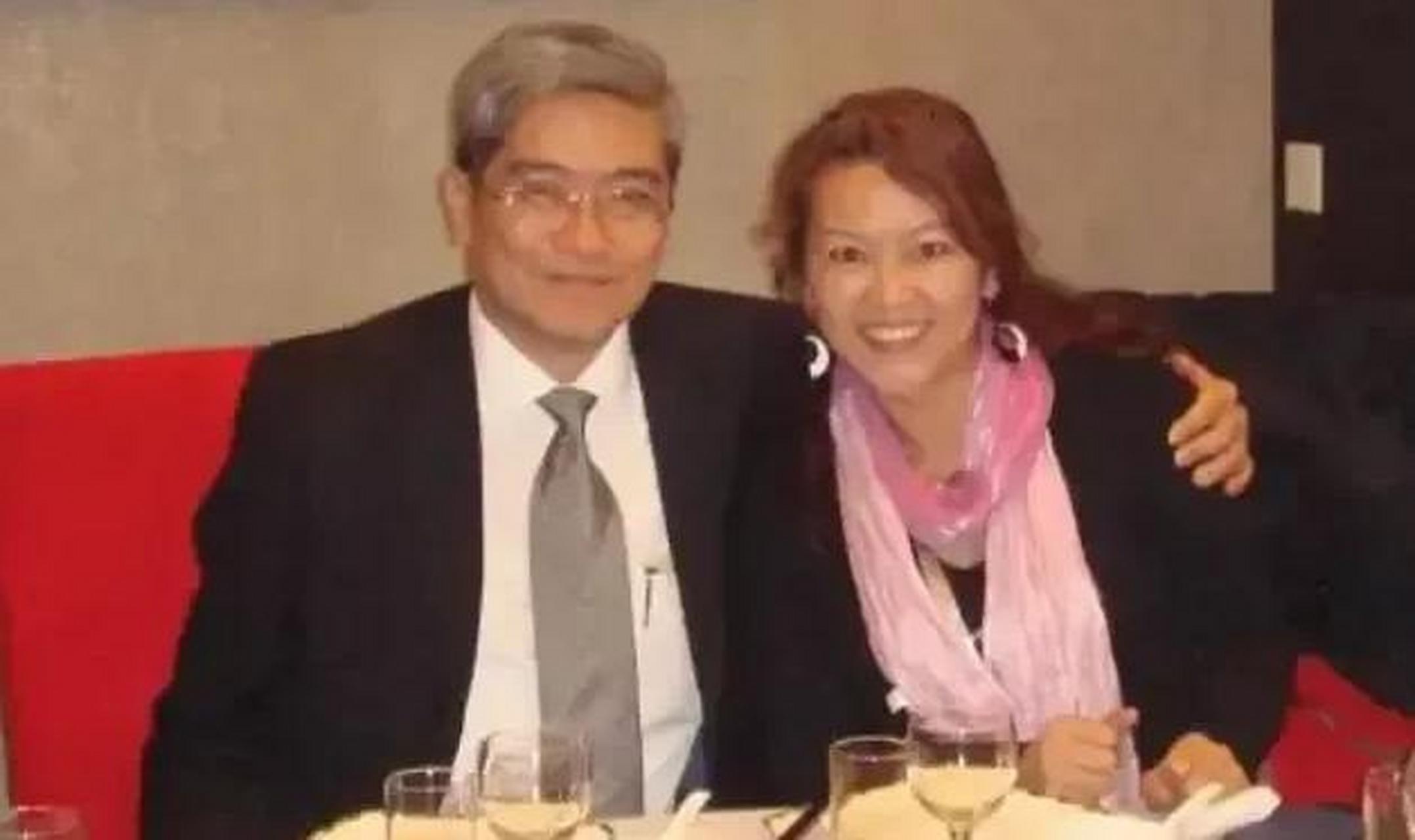 2011年,郎咸平为讨空姐情人欢心,在上海买了2套房,一辆车送她,后来