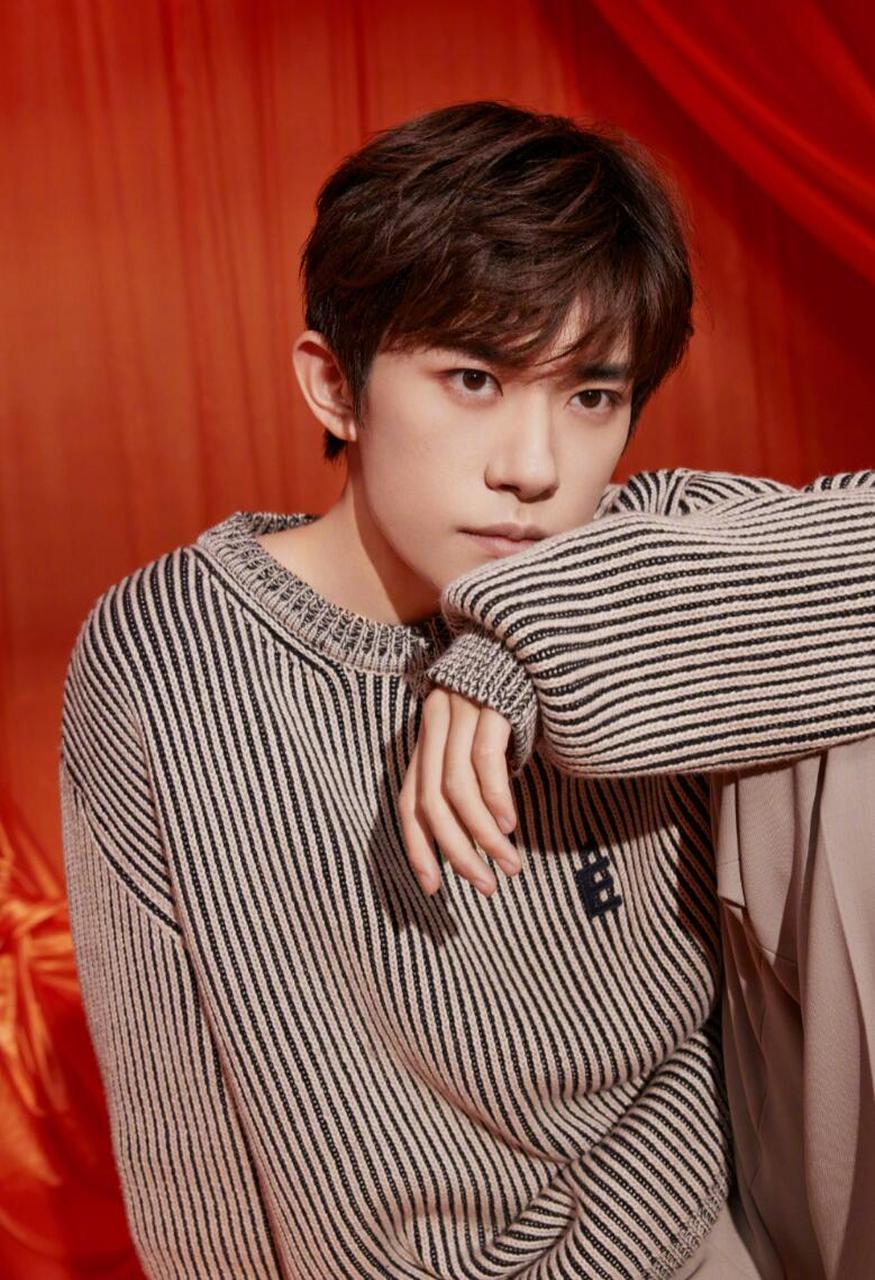 【tfboys十周年写真更新】8月5日,tfboys官博更新了一组王俊凯,王源