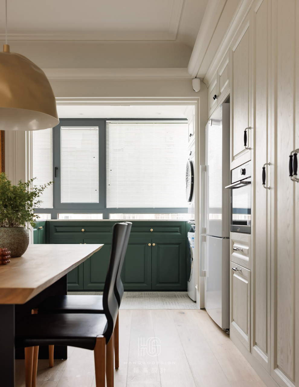 原户型的北阳台位置设计成了西厨及洗衣区,扩大了中厨的使用空间.