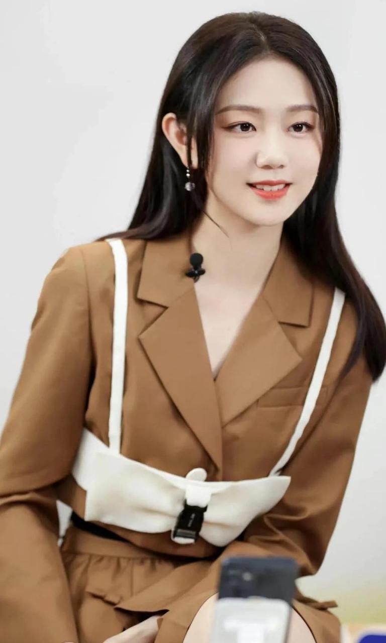 许嵩女友冯曦与芒果tv的合约到期! 她打算离开,但还没有和电视台续约!