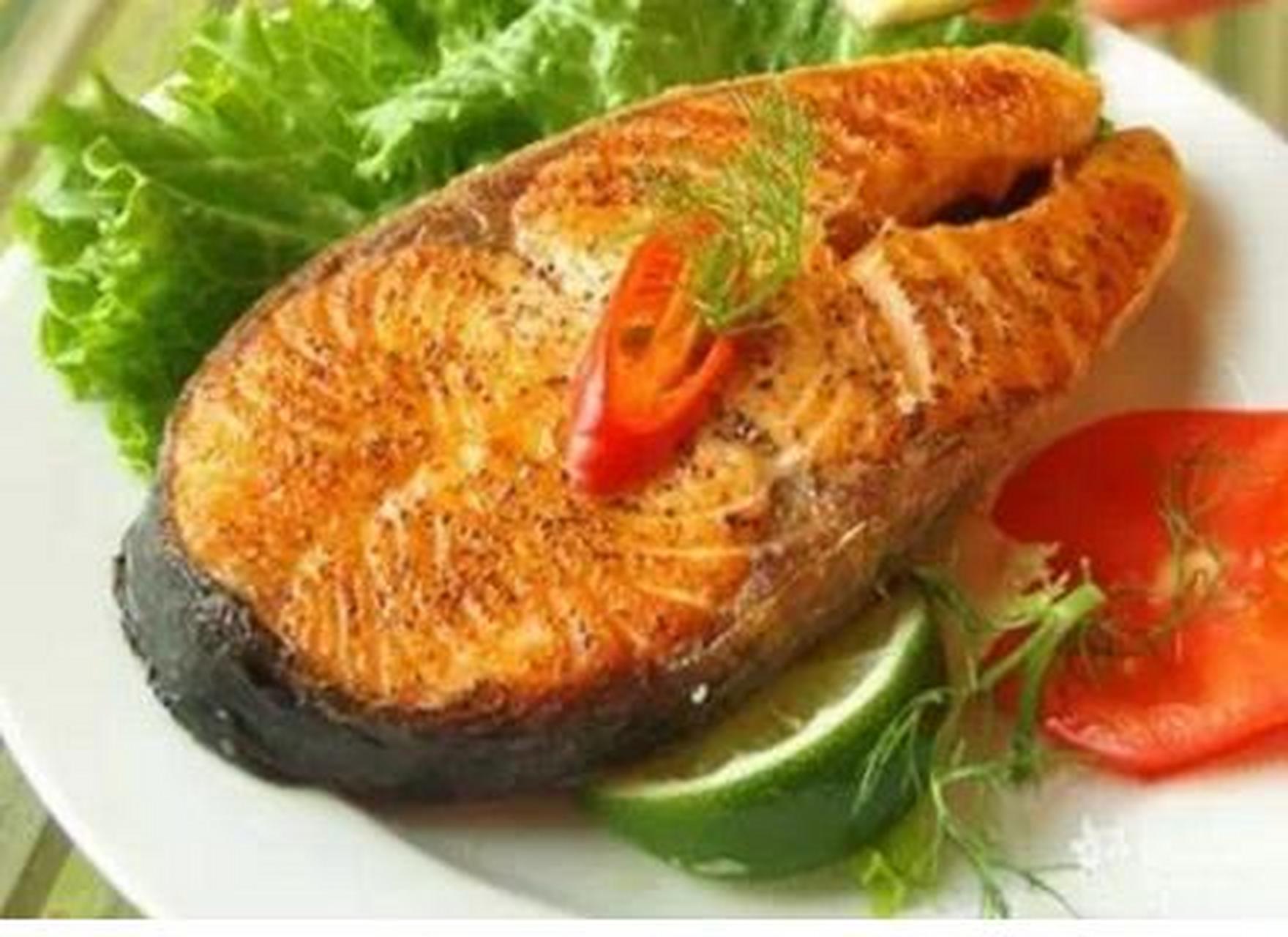 熏五香大马哈鱼是哈尔滨的特色名菜,乌苏里江水质清烈, 出产的大马哈