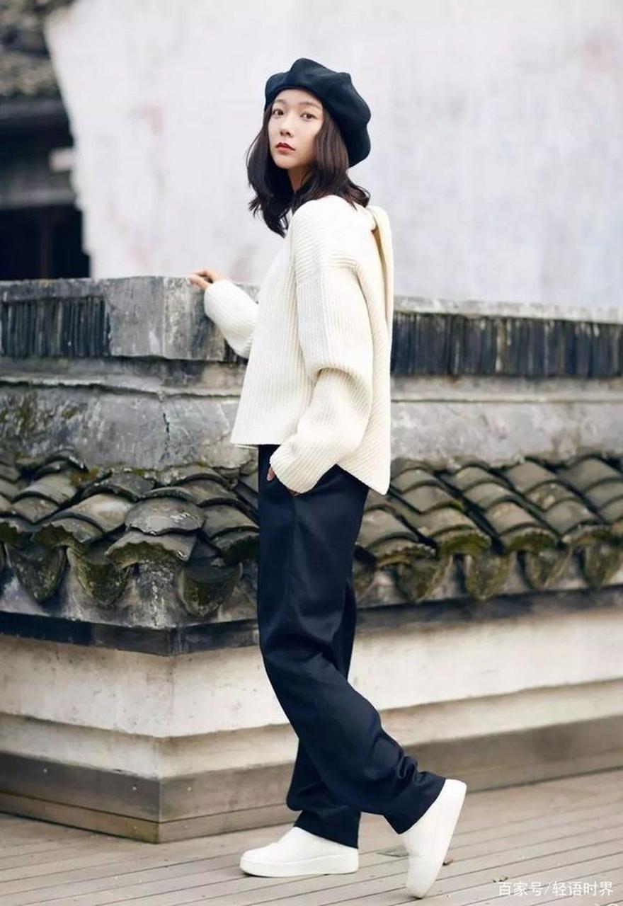 白色露背毛衣搭配黑色阔腿裤和小白鞋,层次感的搭配让她看上去活力