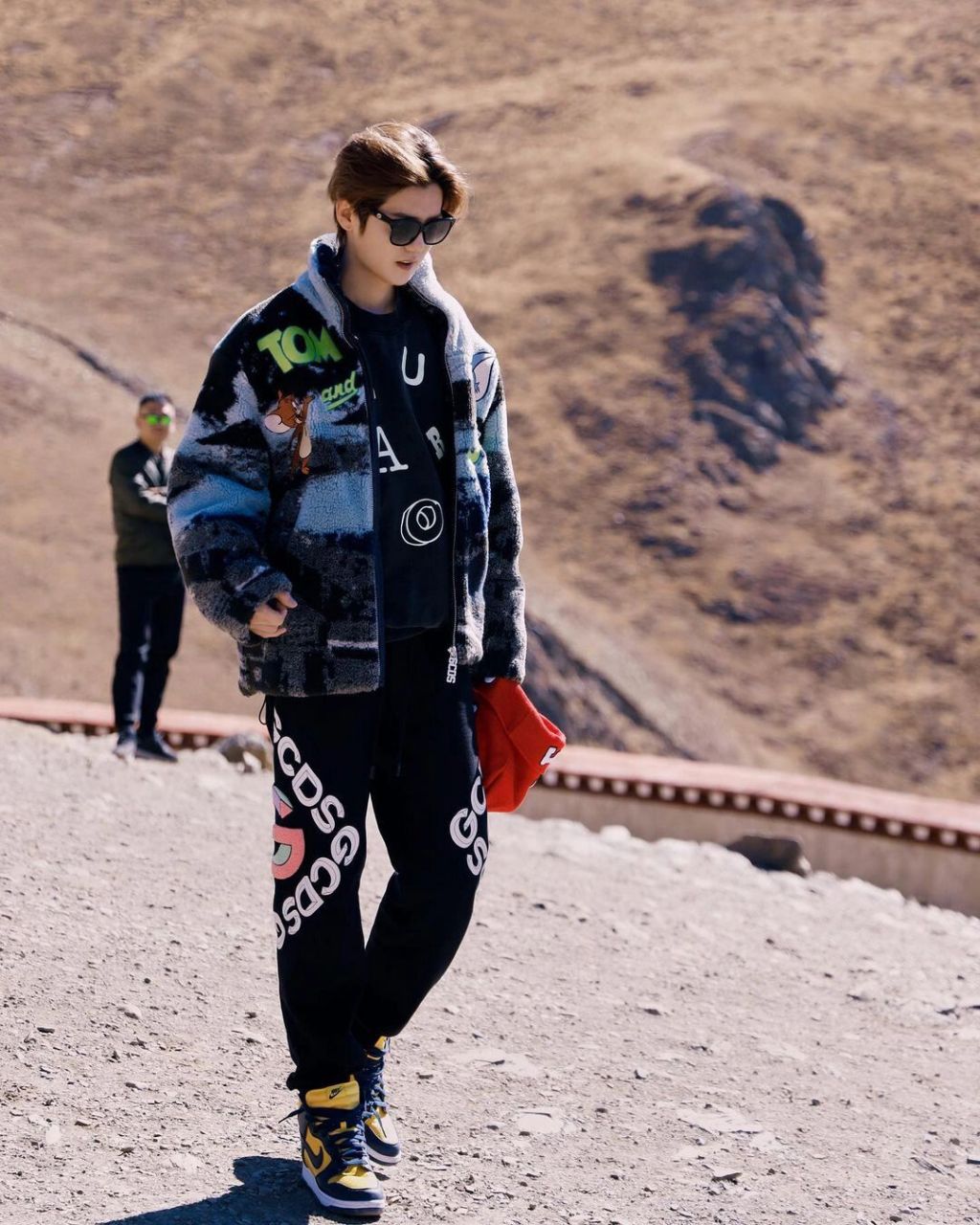 鹿晗是中国的一位流行歌手 以其多才多艺的表演能力 和时尚敏感度而