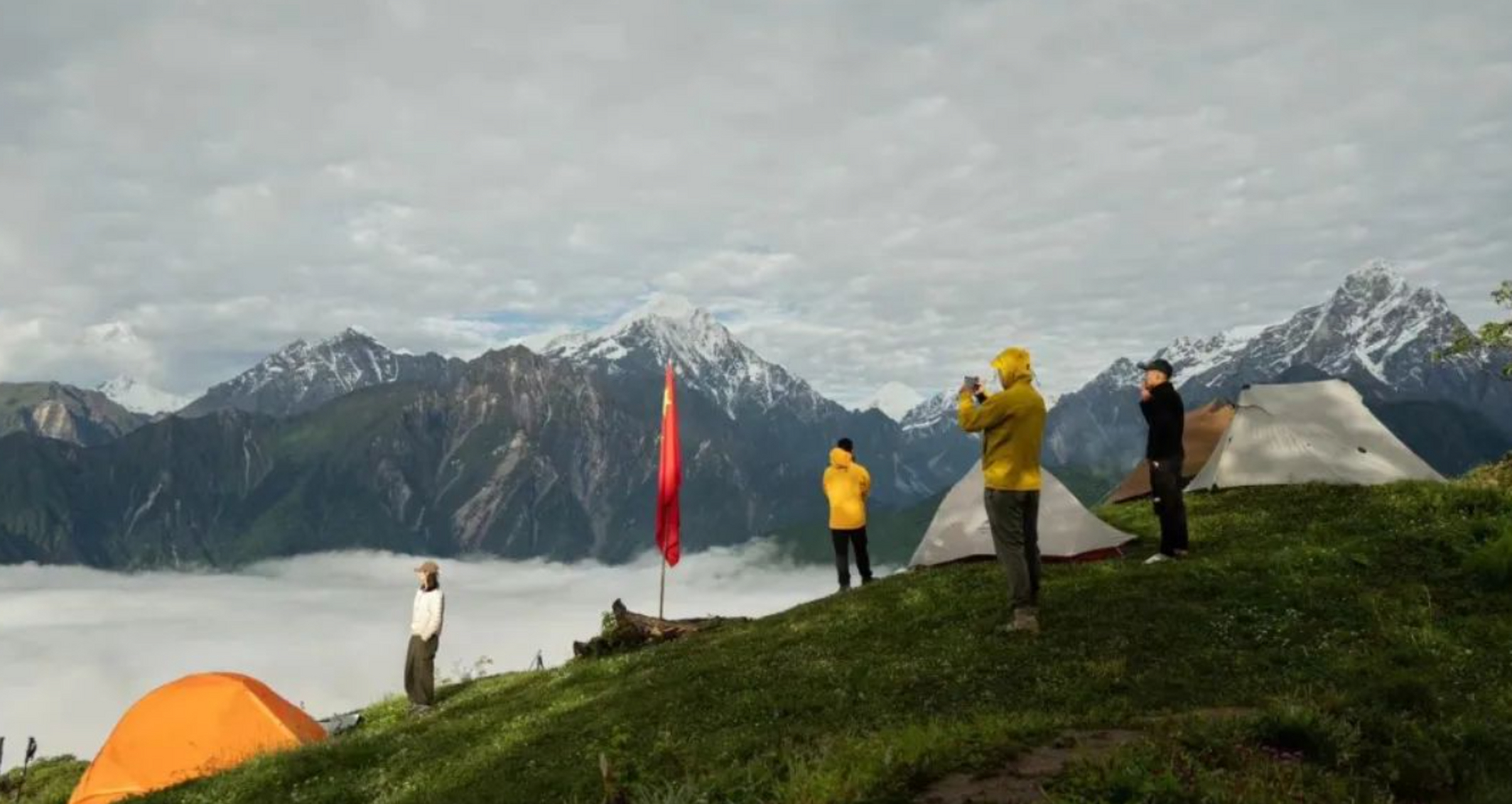 龙华山,这个位于甘孜泸定县燕子沟镇喇嘛沟村的宝地,真是令人震撼!