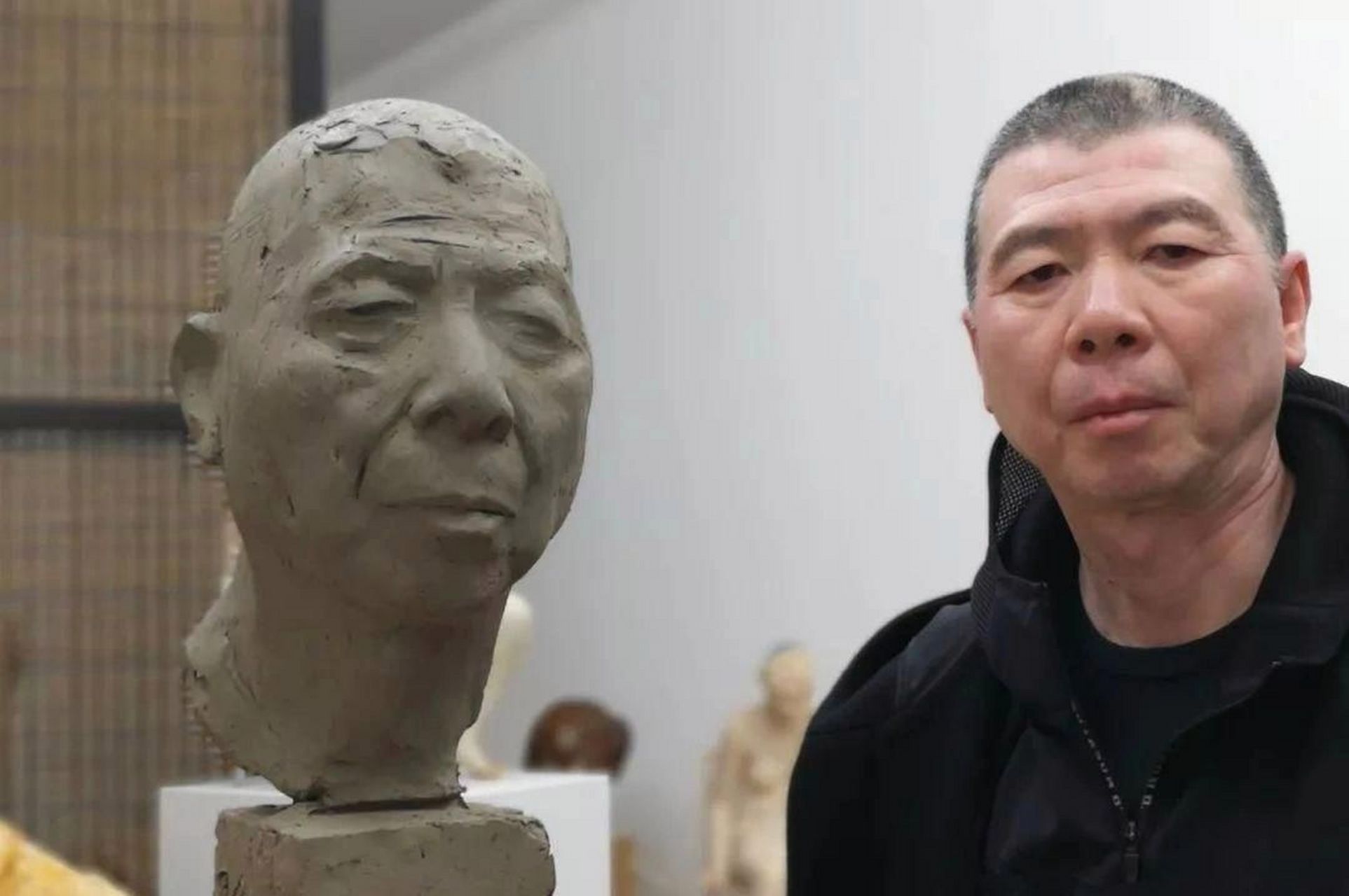 李象群院长为冯小刚导演制作的泥塑非常逼真,让人难以分辨真假.