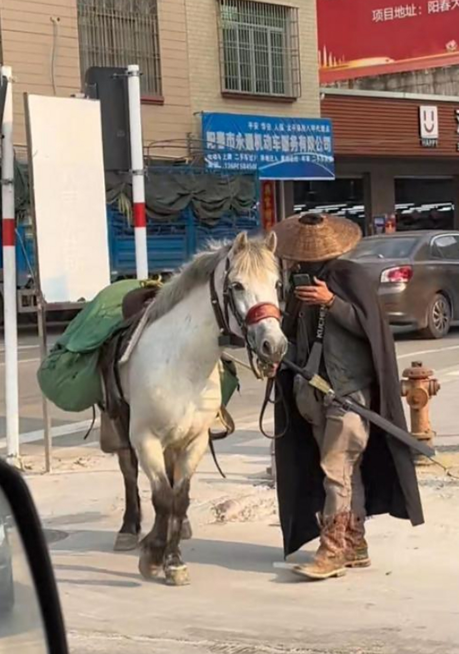 仗剑走天涯的侠客是在用手机导航吗?