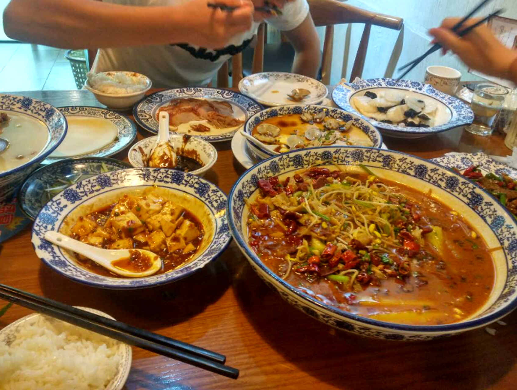 山东临沂,一男子饭店菜里面吃出"蟑螂",向商家索赔1000元遭拒,店内