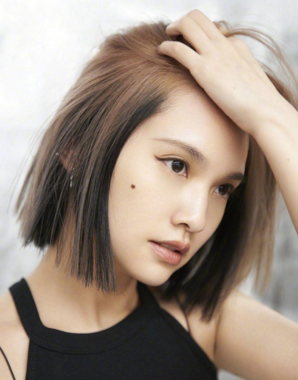 杨丞琳短发: 近日,杨丞琳晒出新发型美照,奶茶色温柔超显白,看起来
