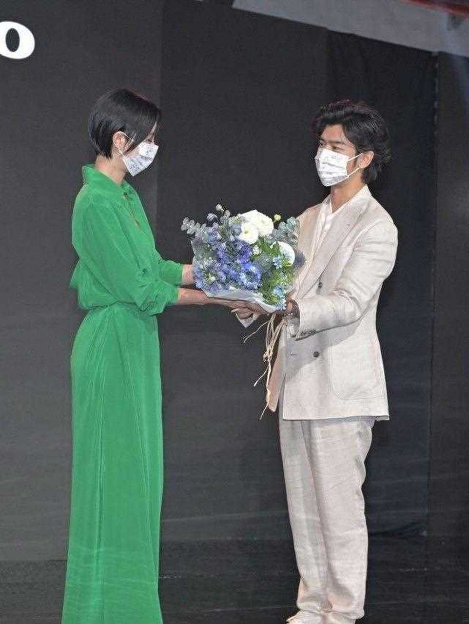 桂纶镁久违亮相,踩cm驴蹄鞋比例太惊艳小头小脸,头身比实在太优越