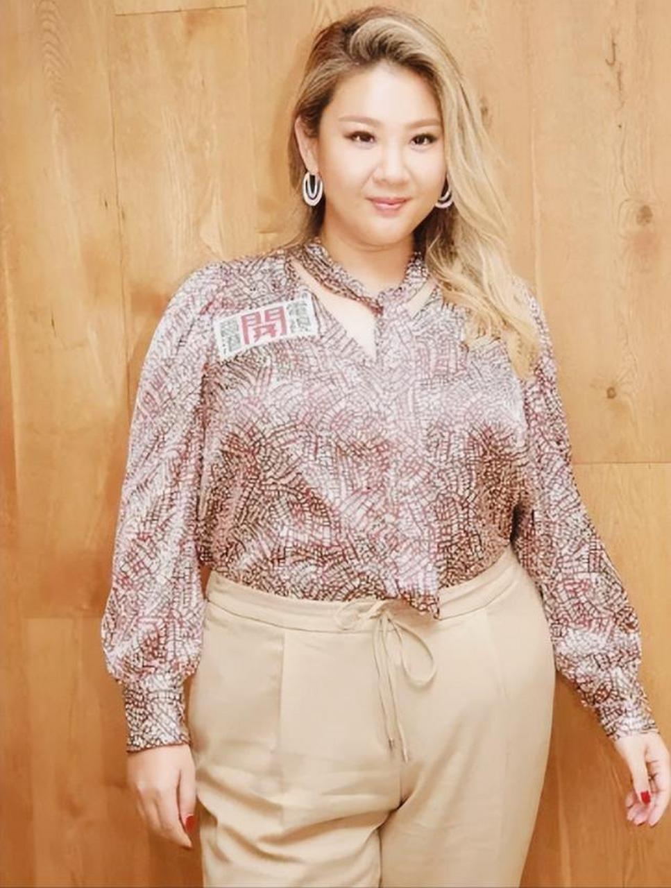 郑欣宜,终于活成了"肥姐"沈殿霞最期望看到的样子!