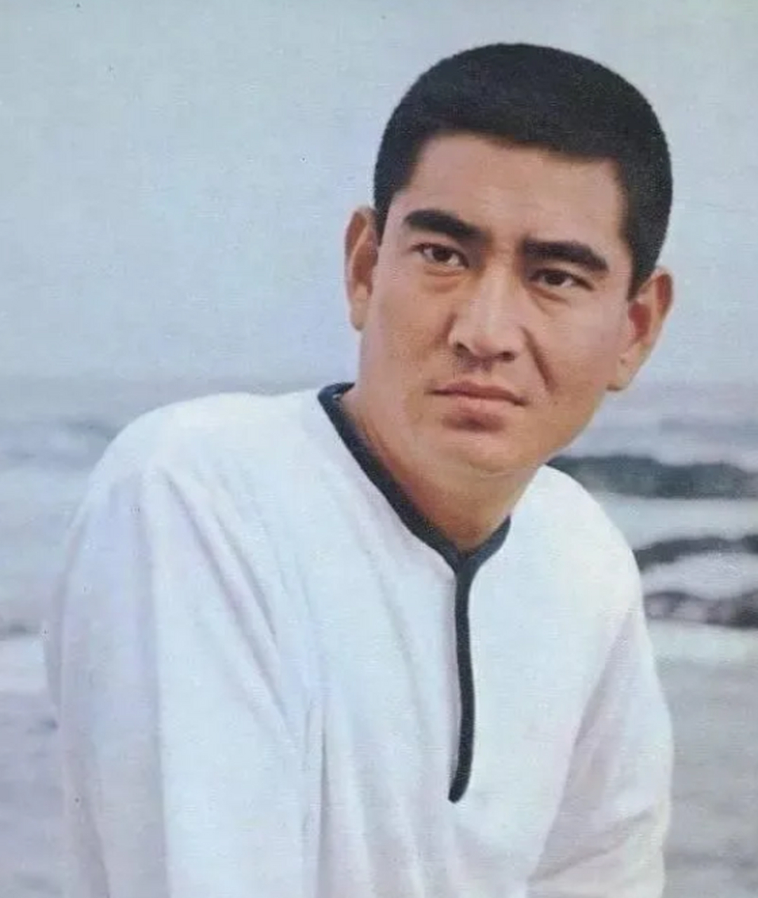高仓健在2008年奥运会开幕式上给了张艺谋一把刀.